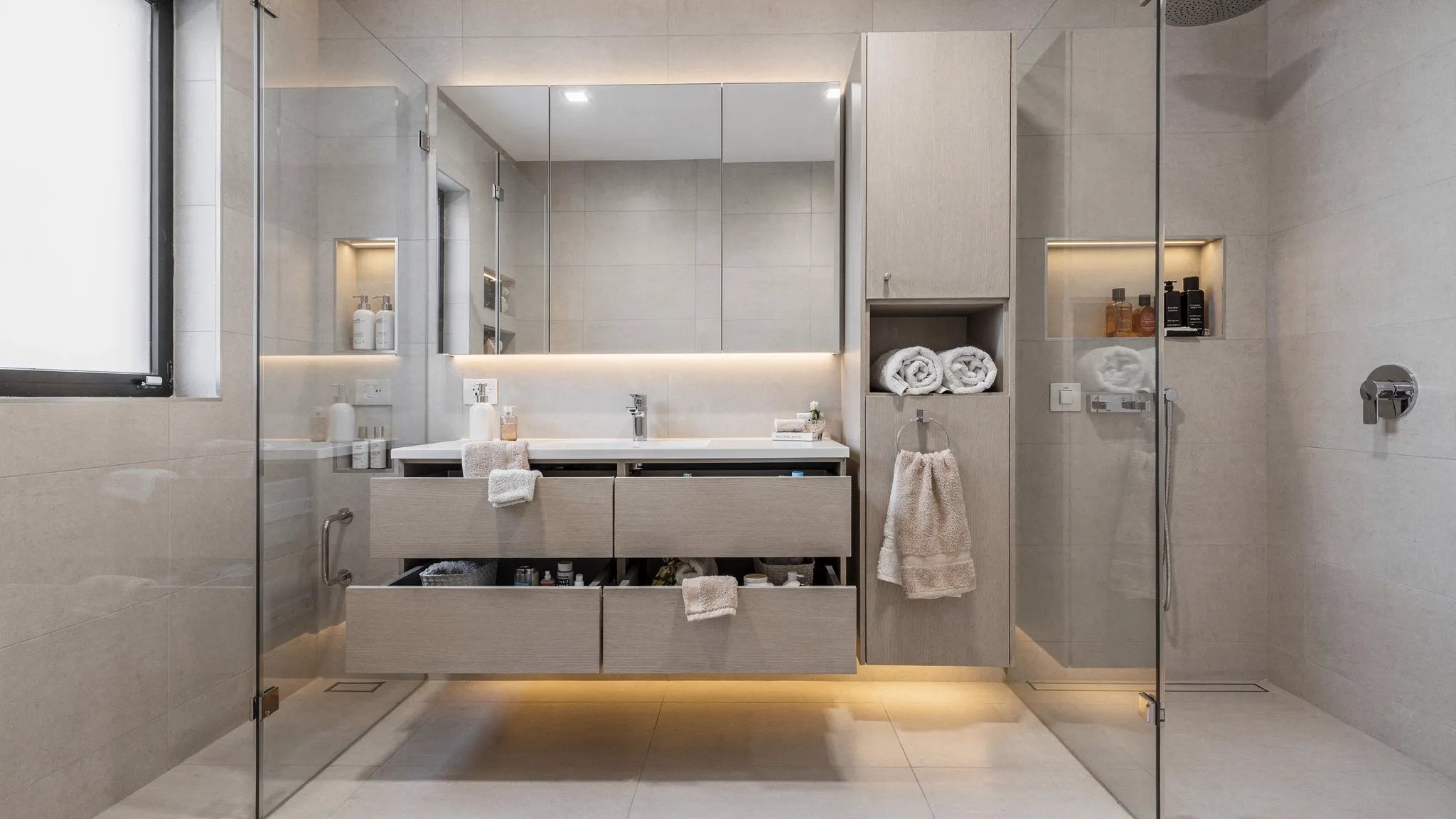 Idei amenajare baie mică: depozitare inteligentă