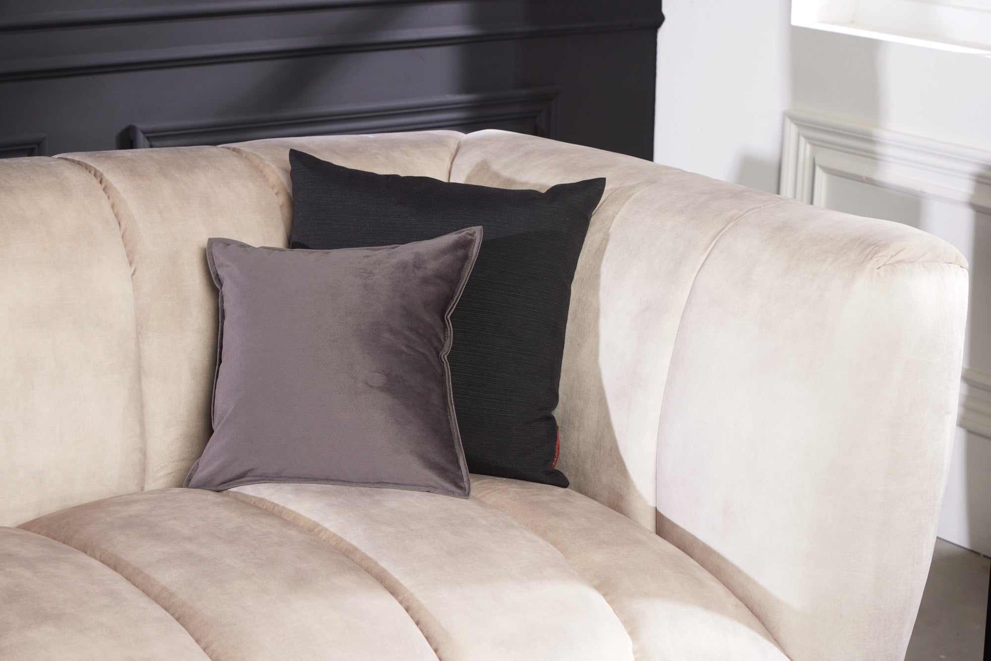 Invicta Canapea NOBLESSE - 225cm, 3 Locuri | Catifea, Țesătură Texturată, Negru | 225x80x90 cm