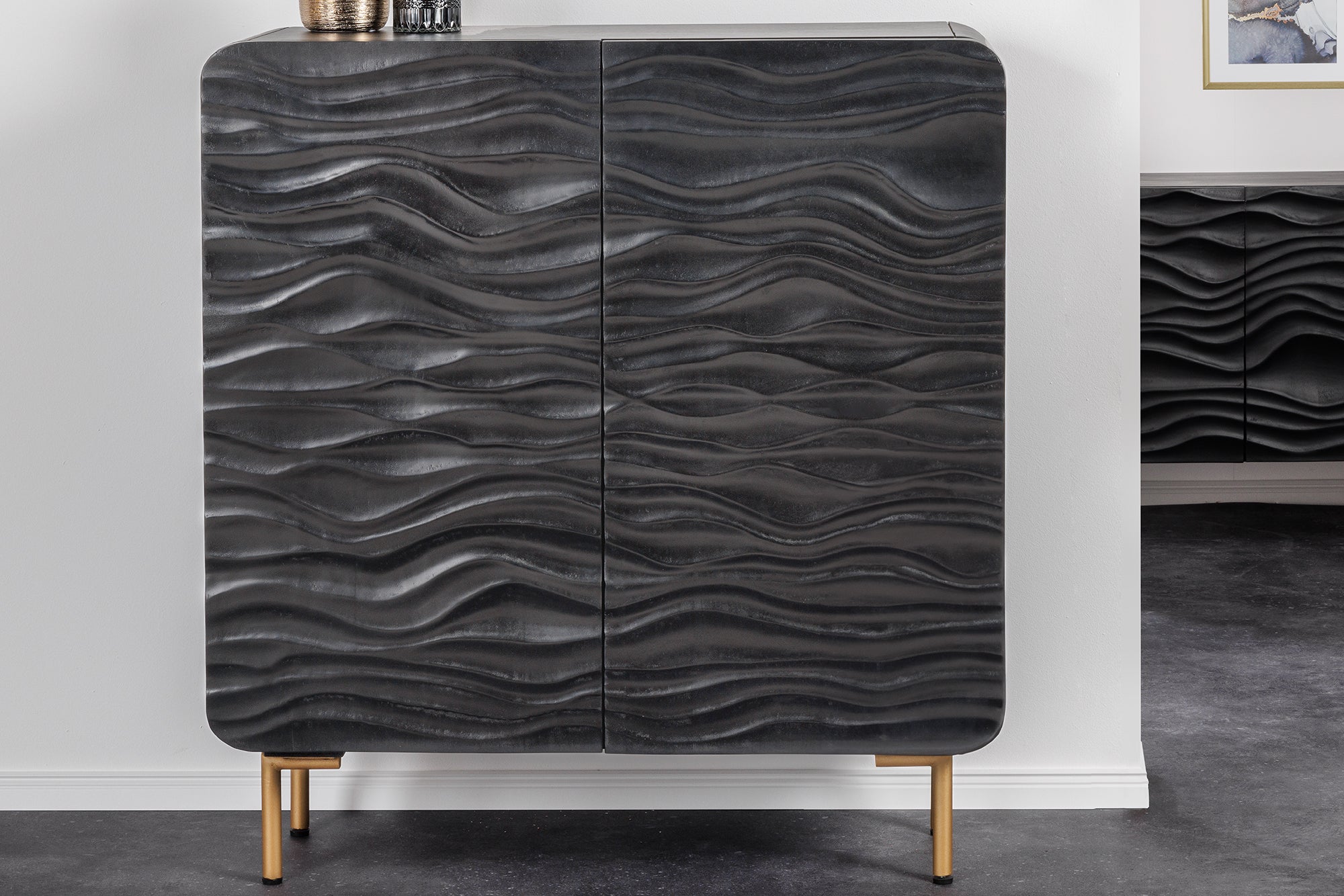 Invicta Vitrină înaltă WAVE - 120cm | Mango, Negru | 100x120x38 cm