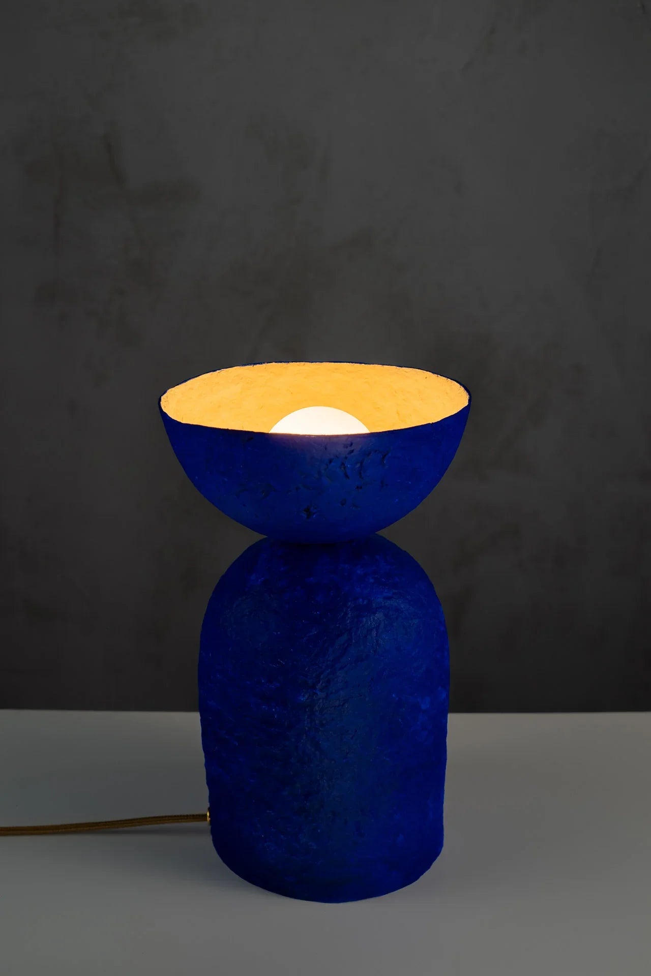 Luma – lampă sculpturală de masă cu lumină ambientală