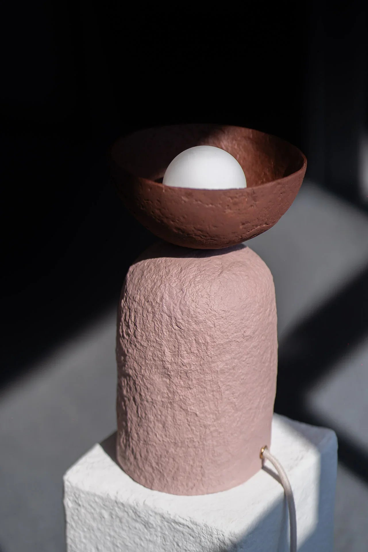 Luma – lampă sculpturală de masă cu lumină ambientală