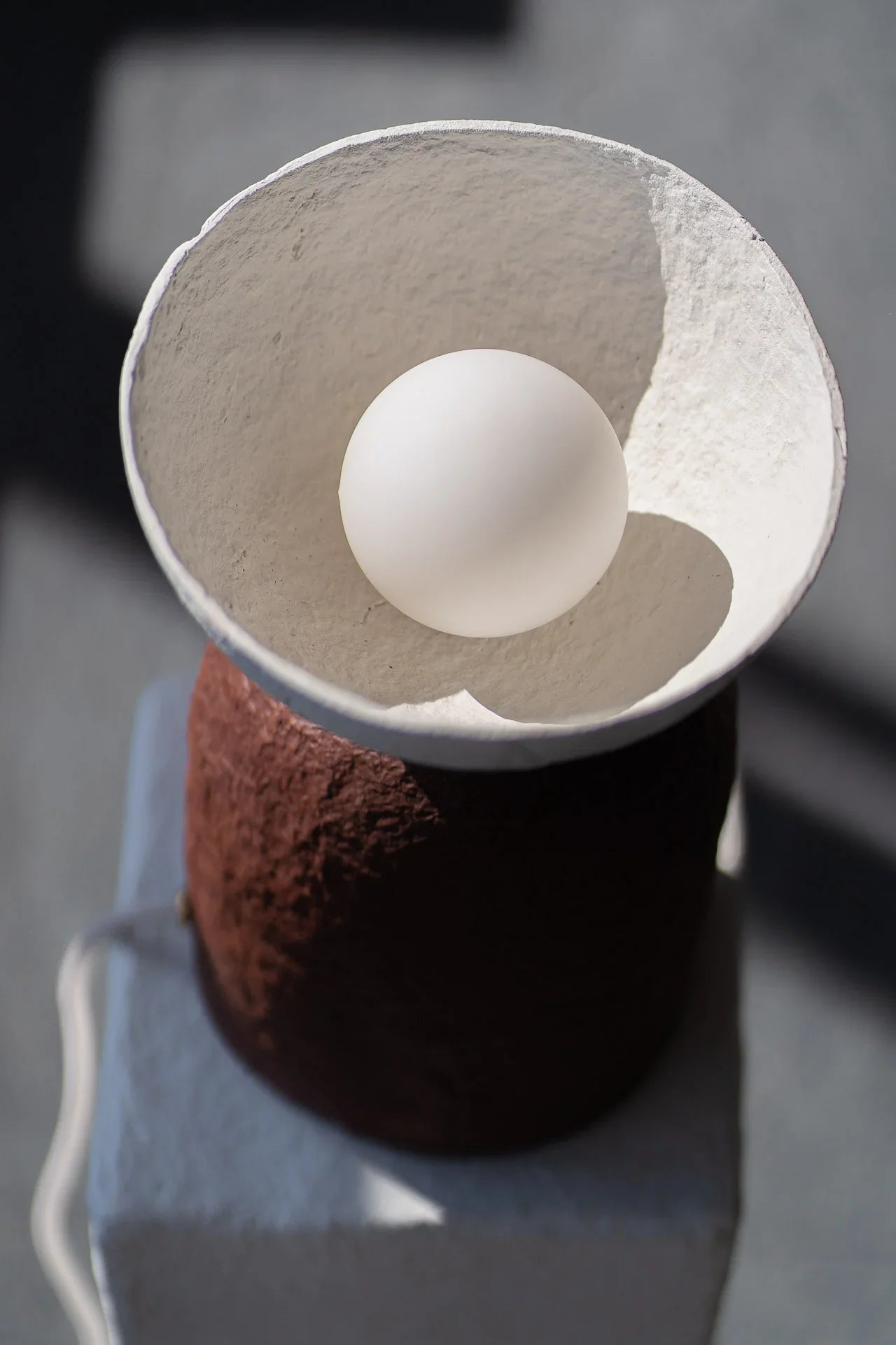 Luma – lampă sculpturală de masă cu lumină ambientală