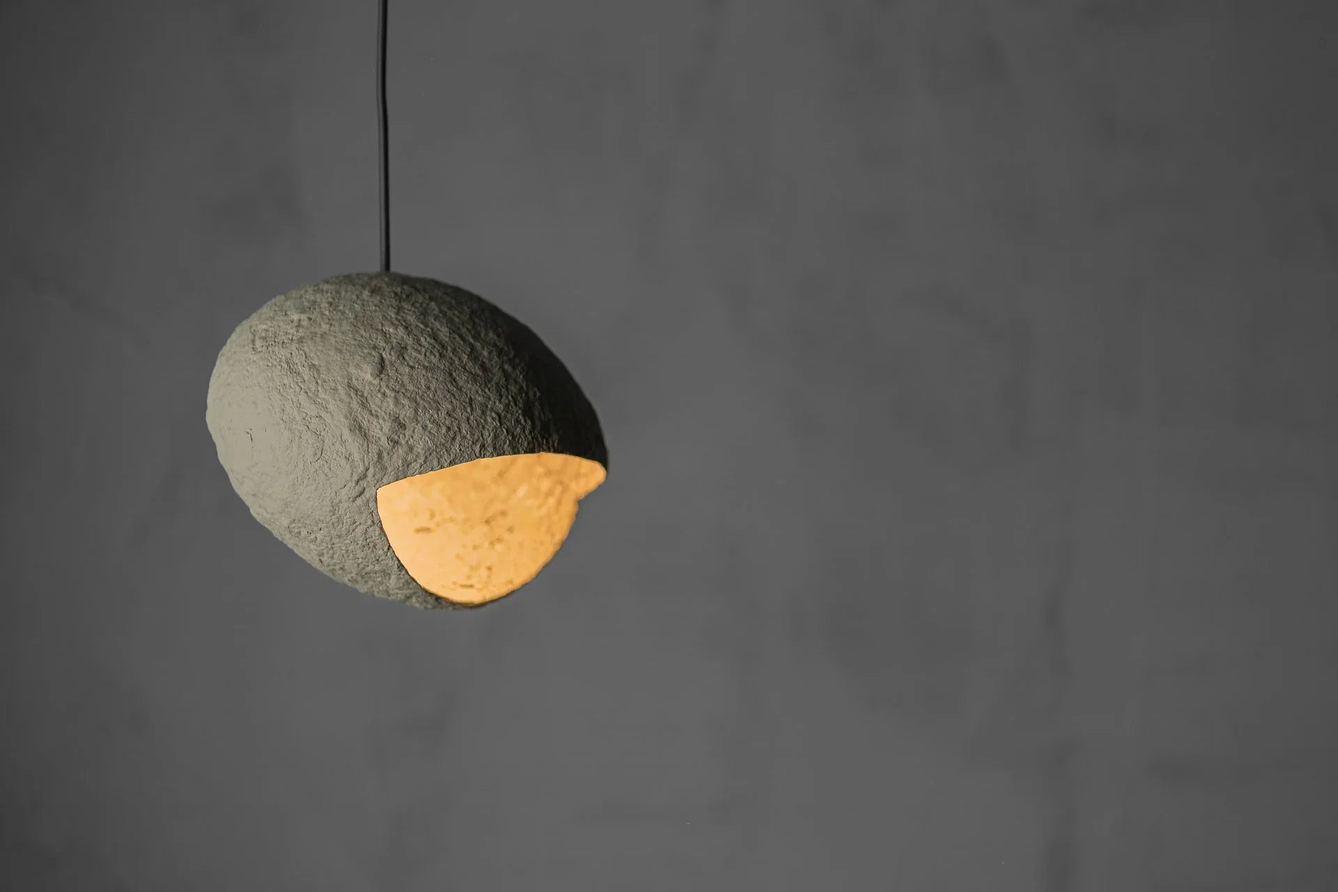 Nido – lampă din paper mache de tavan