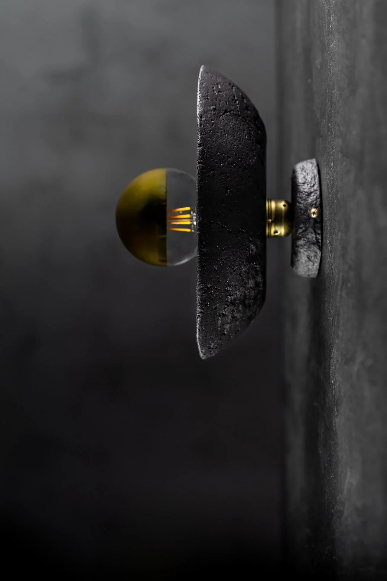 Ova – lampă sculpturală de perete din paper mache