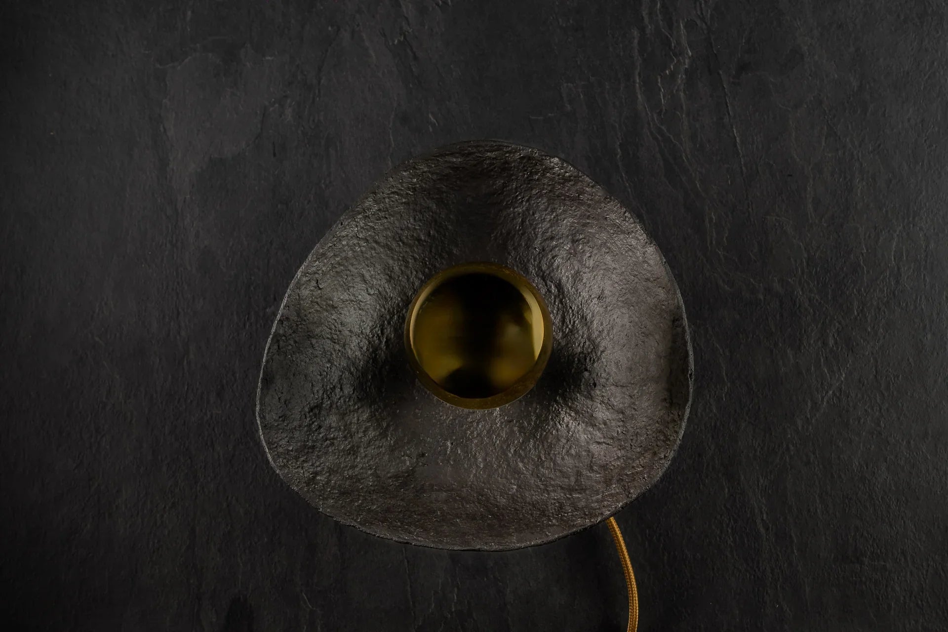 Ova – lampă sculpturală de perete din paper mache