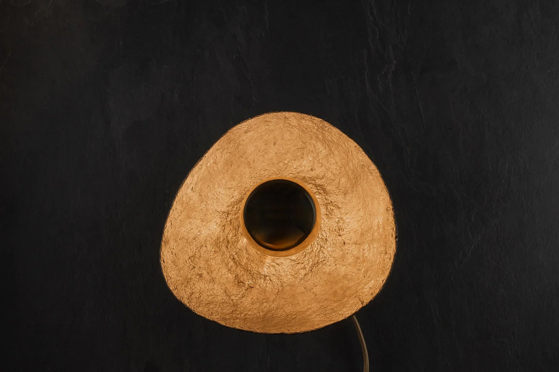 Ova – lampă sculpturală de perete din paper mache