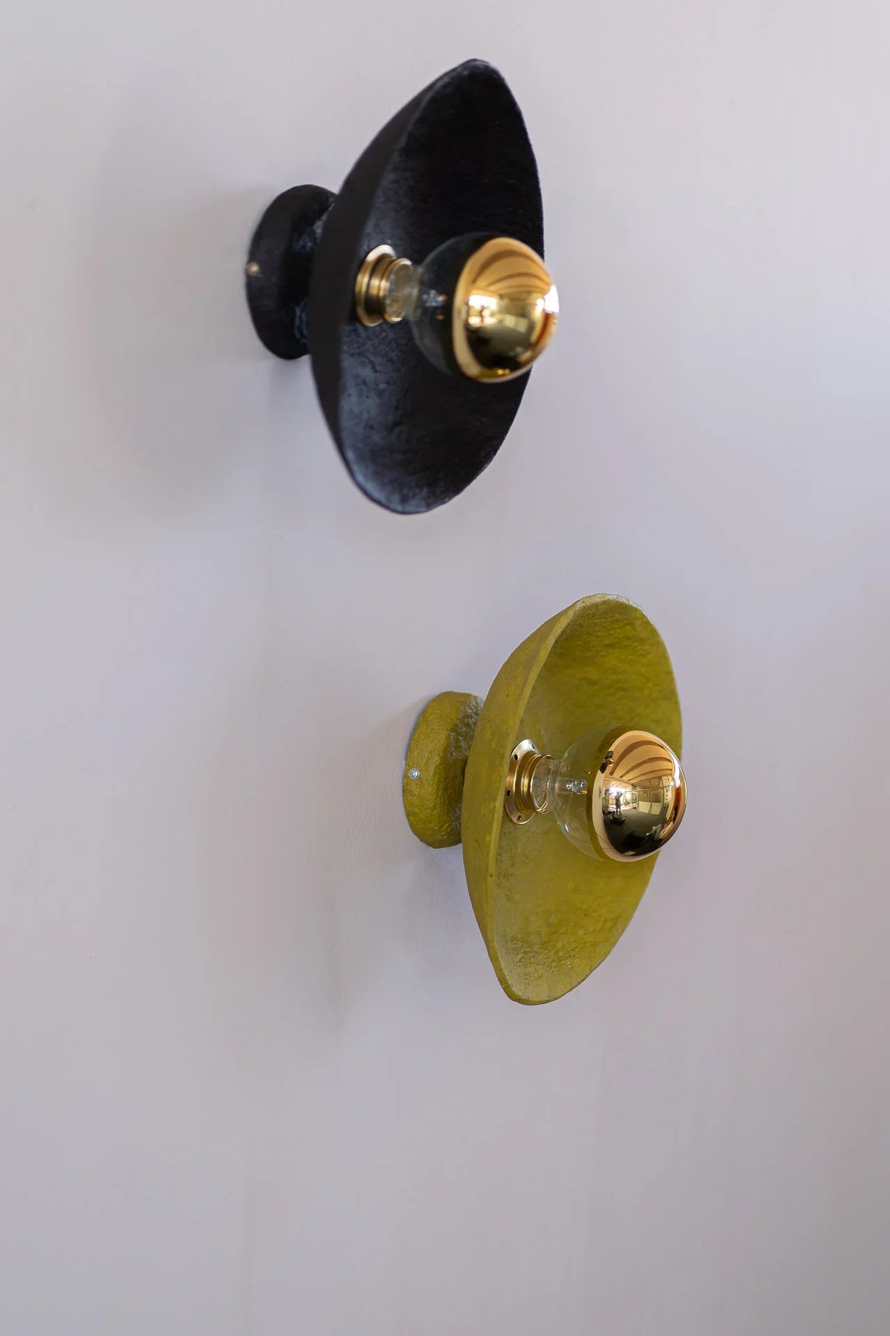 Ova – lampă sculpturală de perete din paper mache