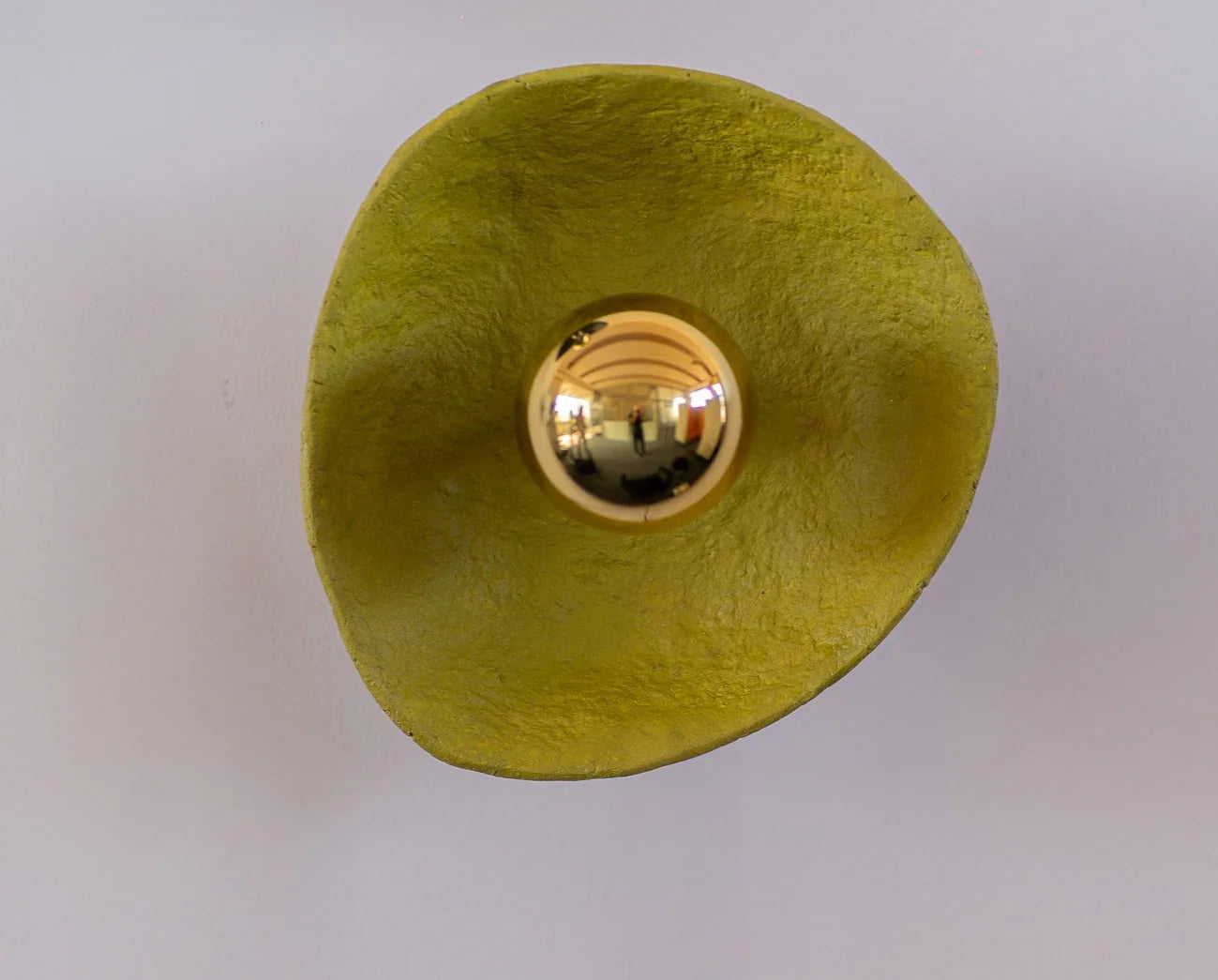 Ova – lampă sculpturală de perete din paper mache