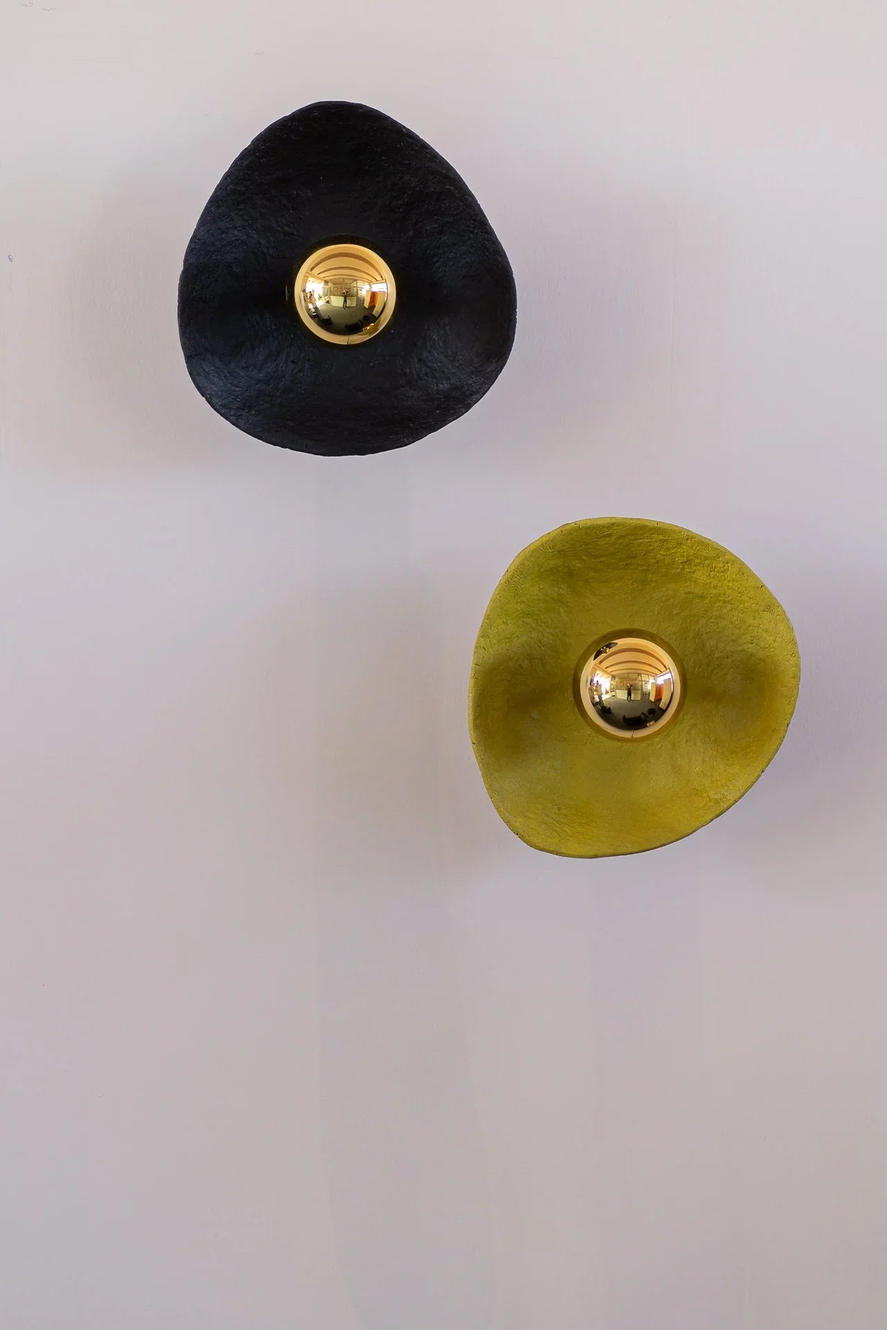 Ova – lampă sculpturală de perete din paper mache