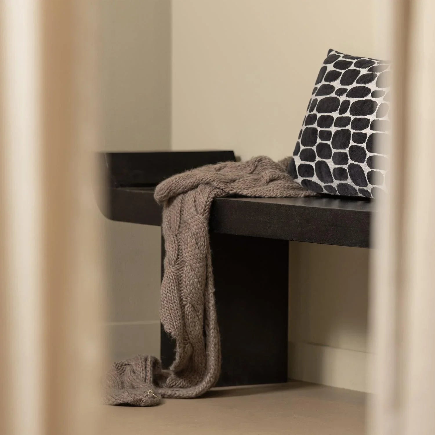 ANWAR CUSHION VELVET QUILT DESSIN OFF WHITE/ BLACK 40x6 - PARIS14A.RO