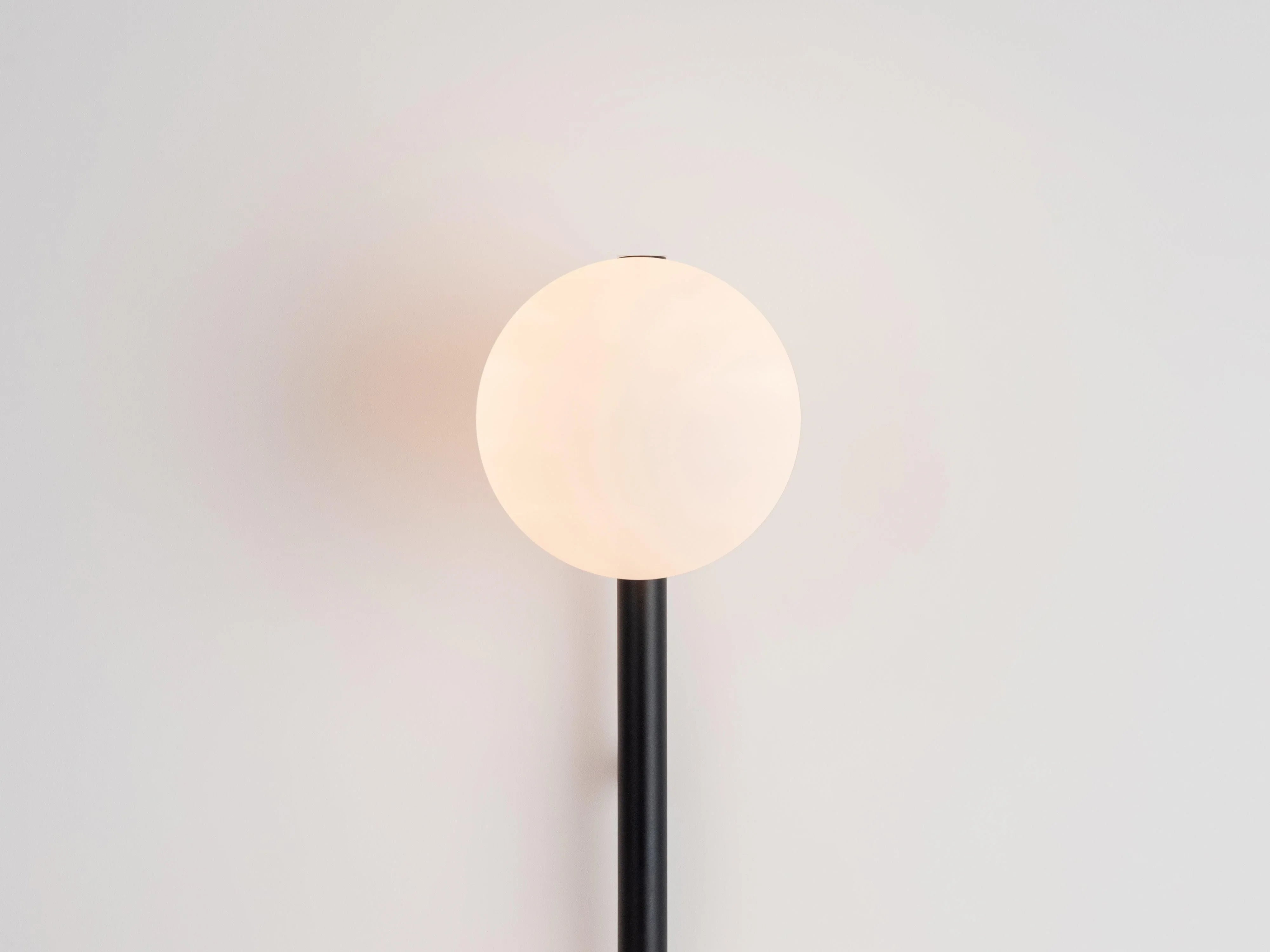 Aplic de perete cu bilă opal bar gri cărbune - PARIS14A.RO