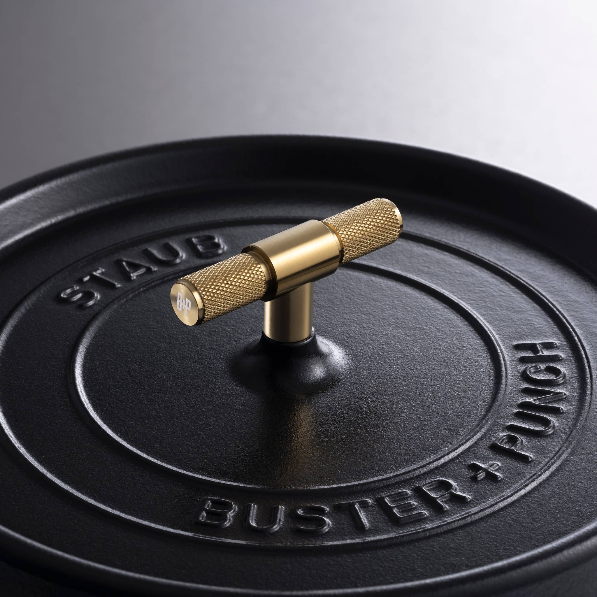Staub x Buster & Punch | Oală de Gătit din Fontă Emailată 28 cm | Negru | Detaliu Oțel sau Alamă