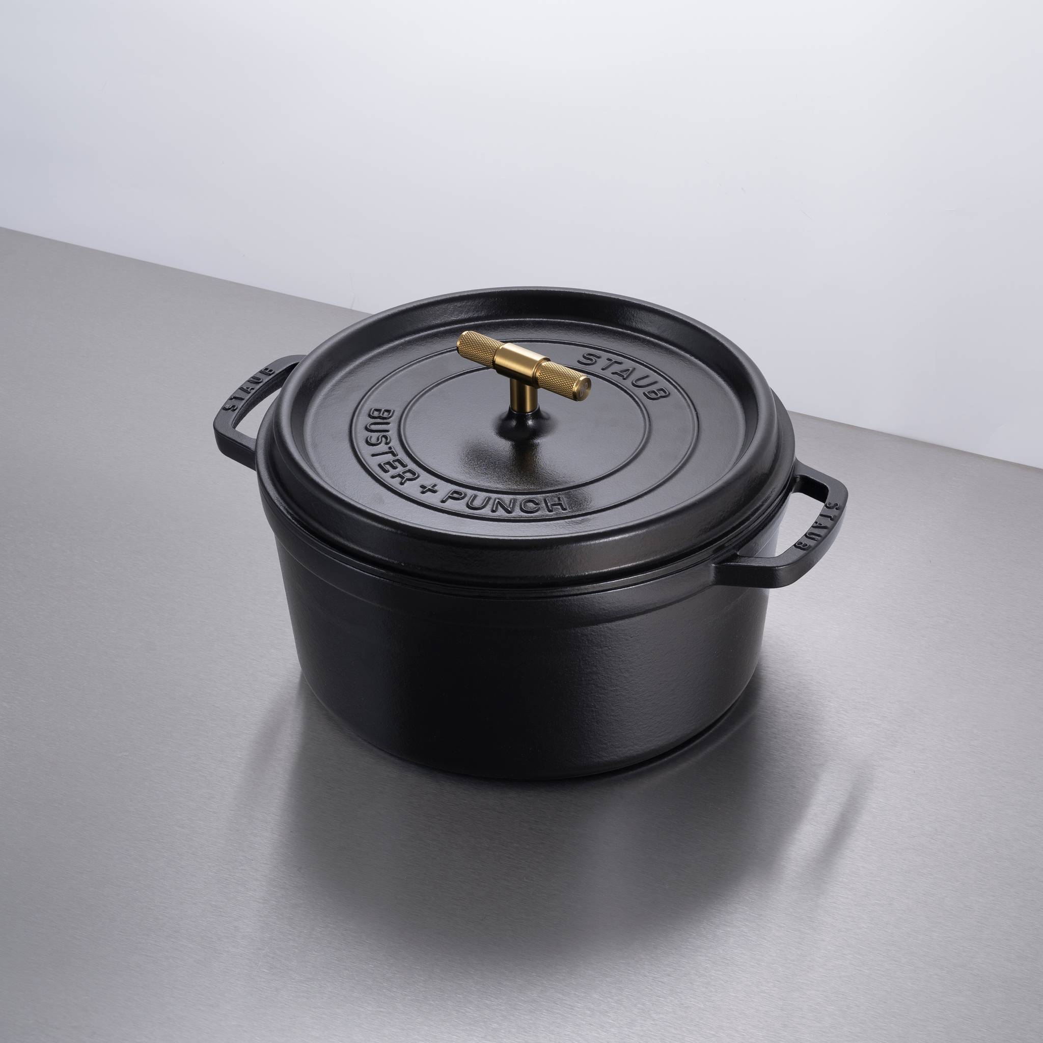 Staub x Buster & Punch | Oală de Gătit din Fontă Emailată 28 cm | Negru | Detaliu Oțel sau Alamă