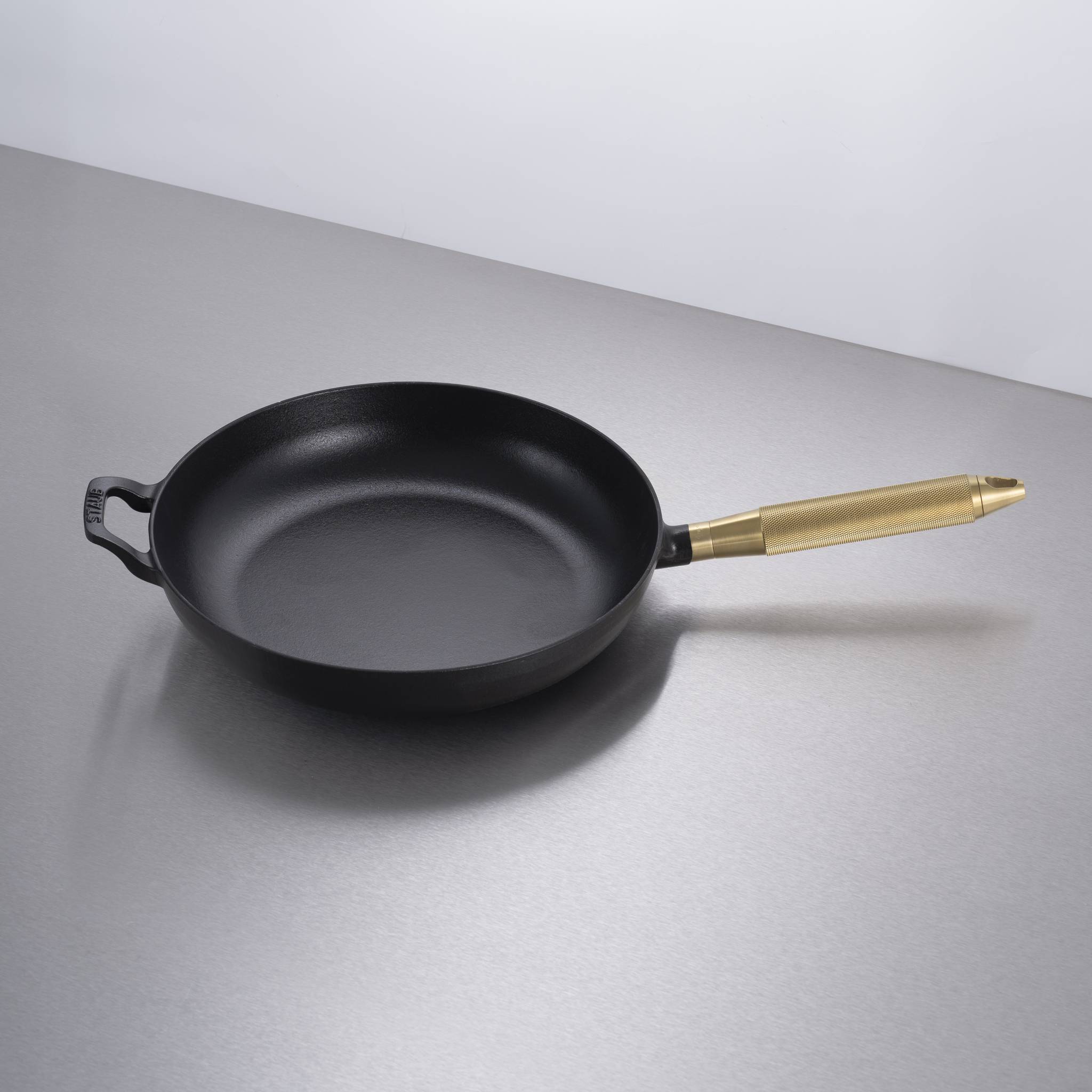 Staub x Buster & Punch | Tigaie din Fontă Emailată 28 cm | Negru | Detaliu Oțel sau Alamă