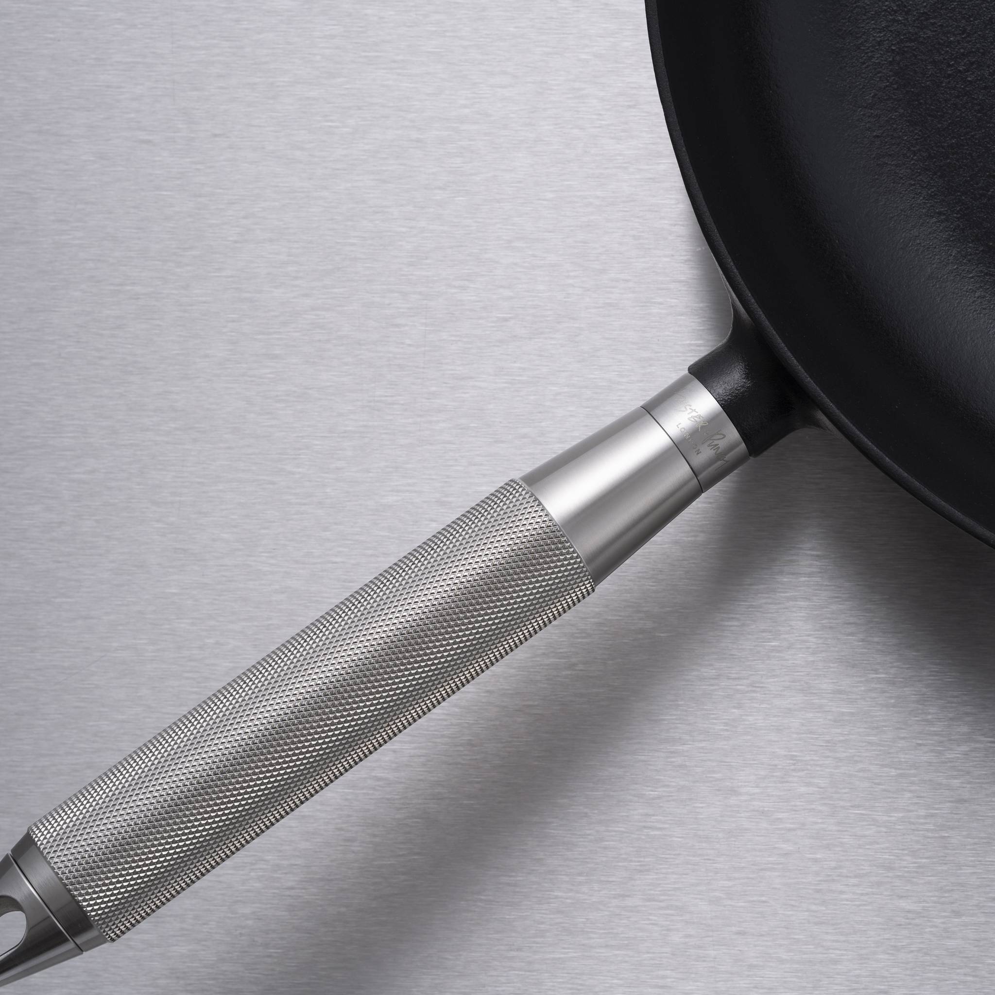 Staub x Buster & Punch | Tigaie din Fontă Emailată 28 cm | Negru | Detaliu Oțel sau Alamă
