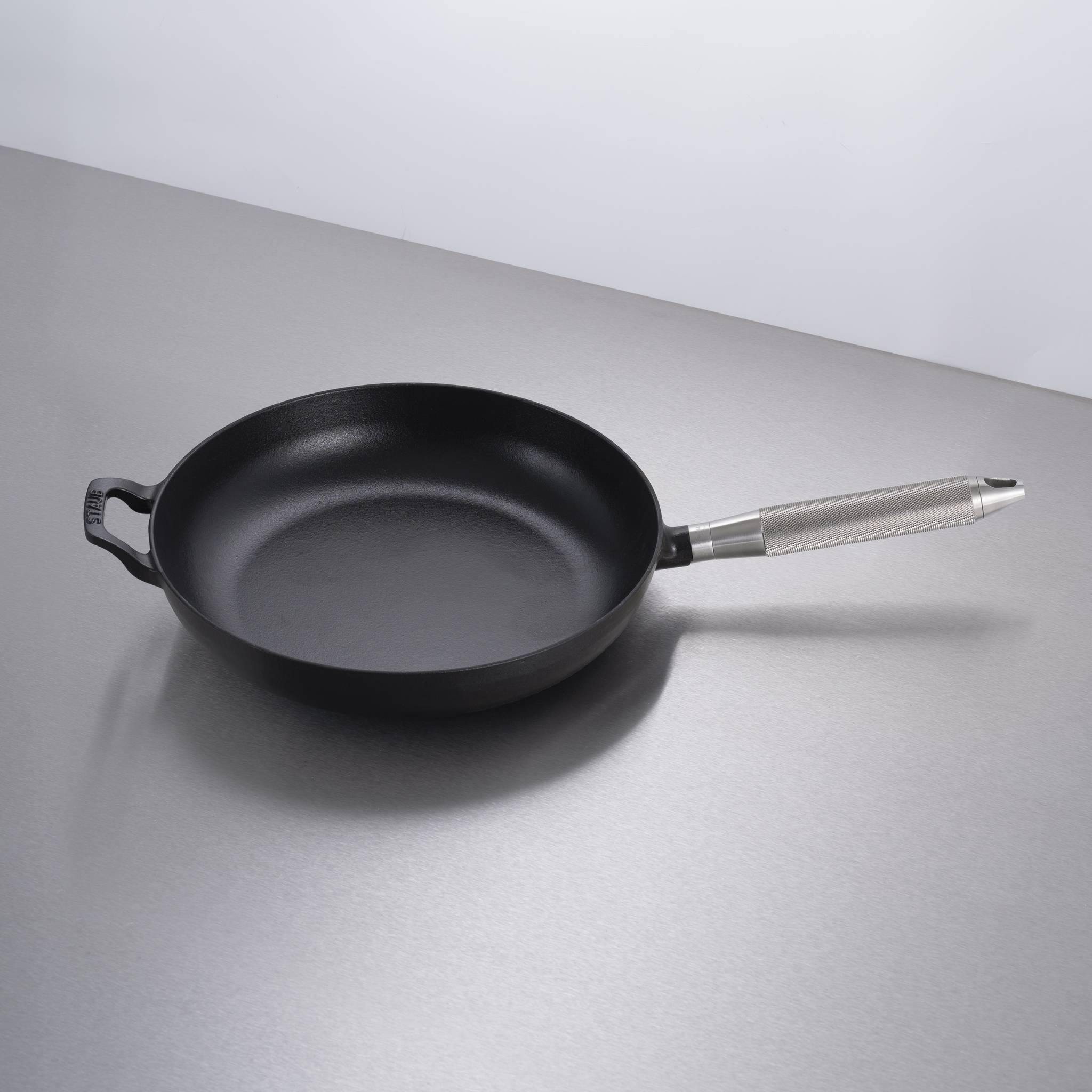 Staub x Buster & Punch | Tigaie din Fontă Emailată 28 cm | Negru | Detaliu Oțel sau Alamă