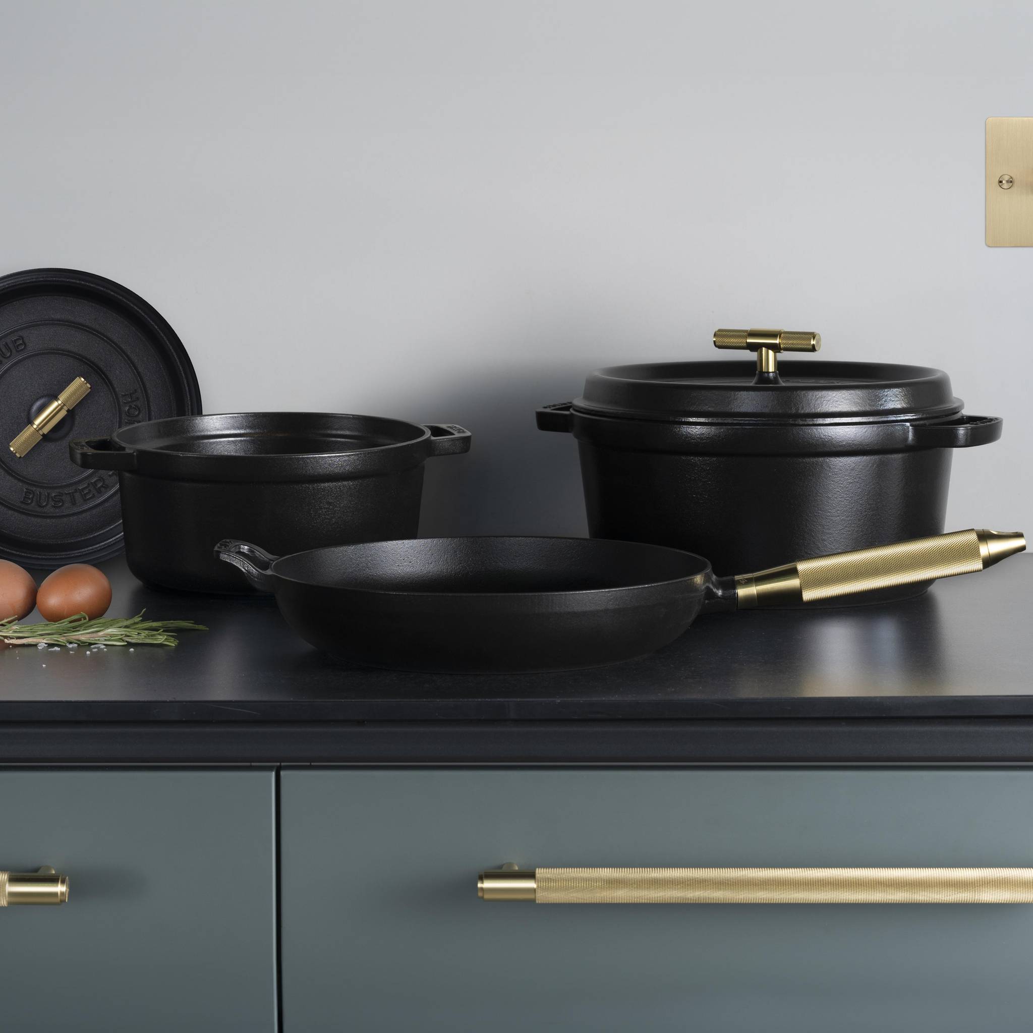 Staub x Buster & Punch | Oală de Gătit din Fontă Emailată 28 cm | Negru | Detaliu Oțel sau Alamă