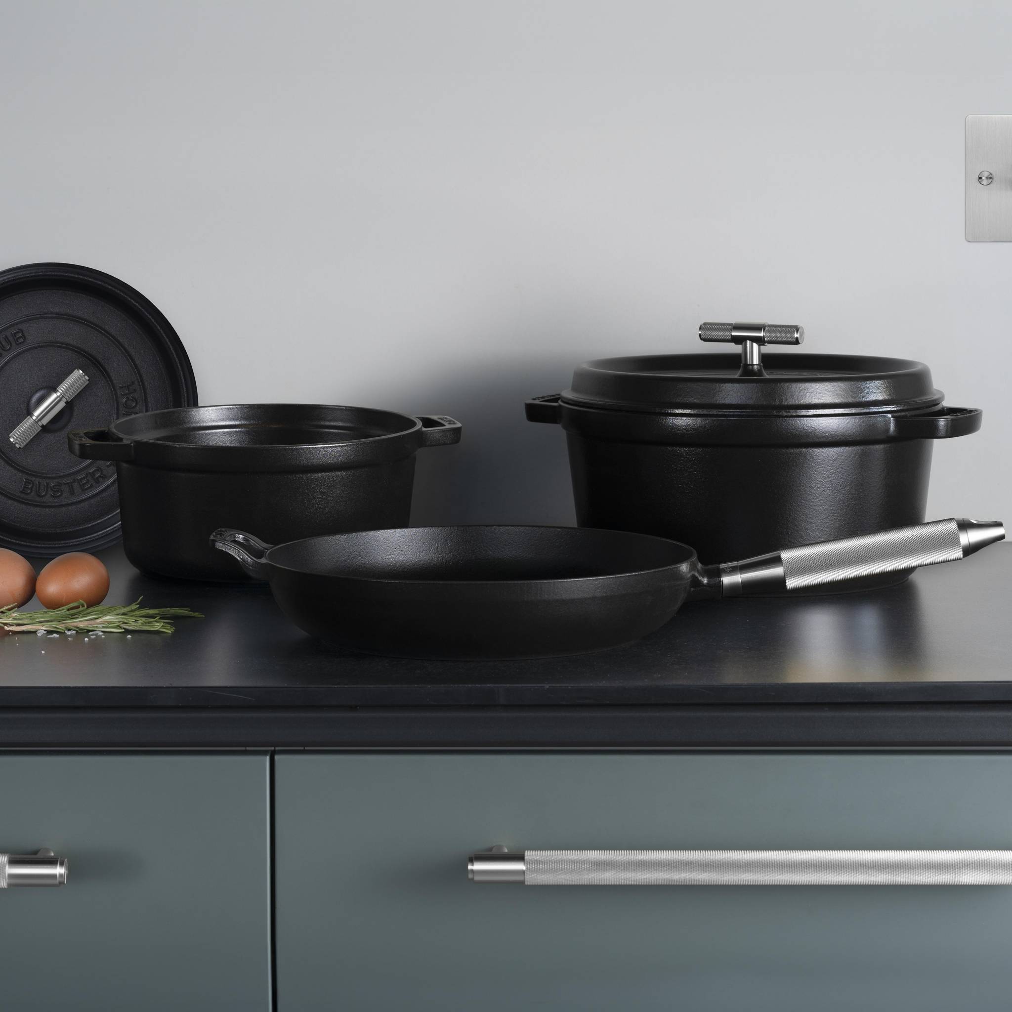 Staub x Buster & Punch | Tigaie din Fontă Emailată 28 cm | Negru | Detaliu Oțel sau Alamă