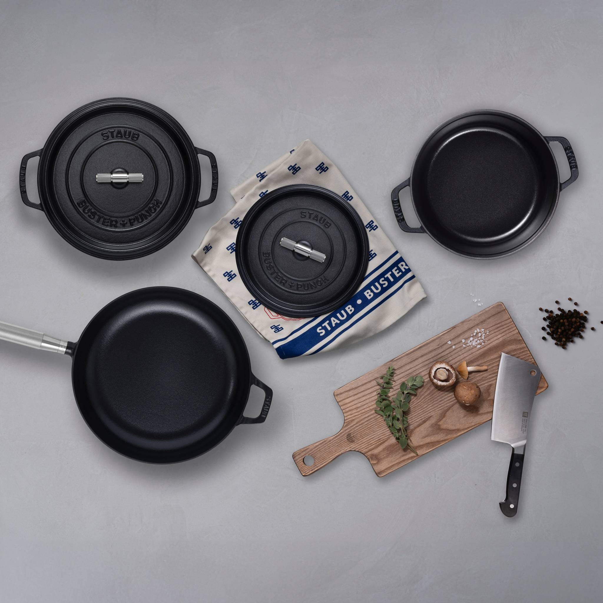 Staub x Buster & Punch | Tigaie din Fontă Emailată 28 cm | Negru | Detaliu Oțel sau Alamă