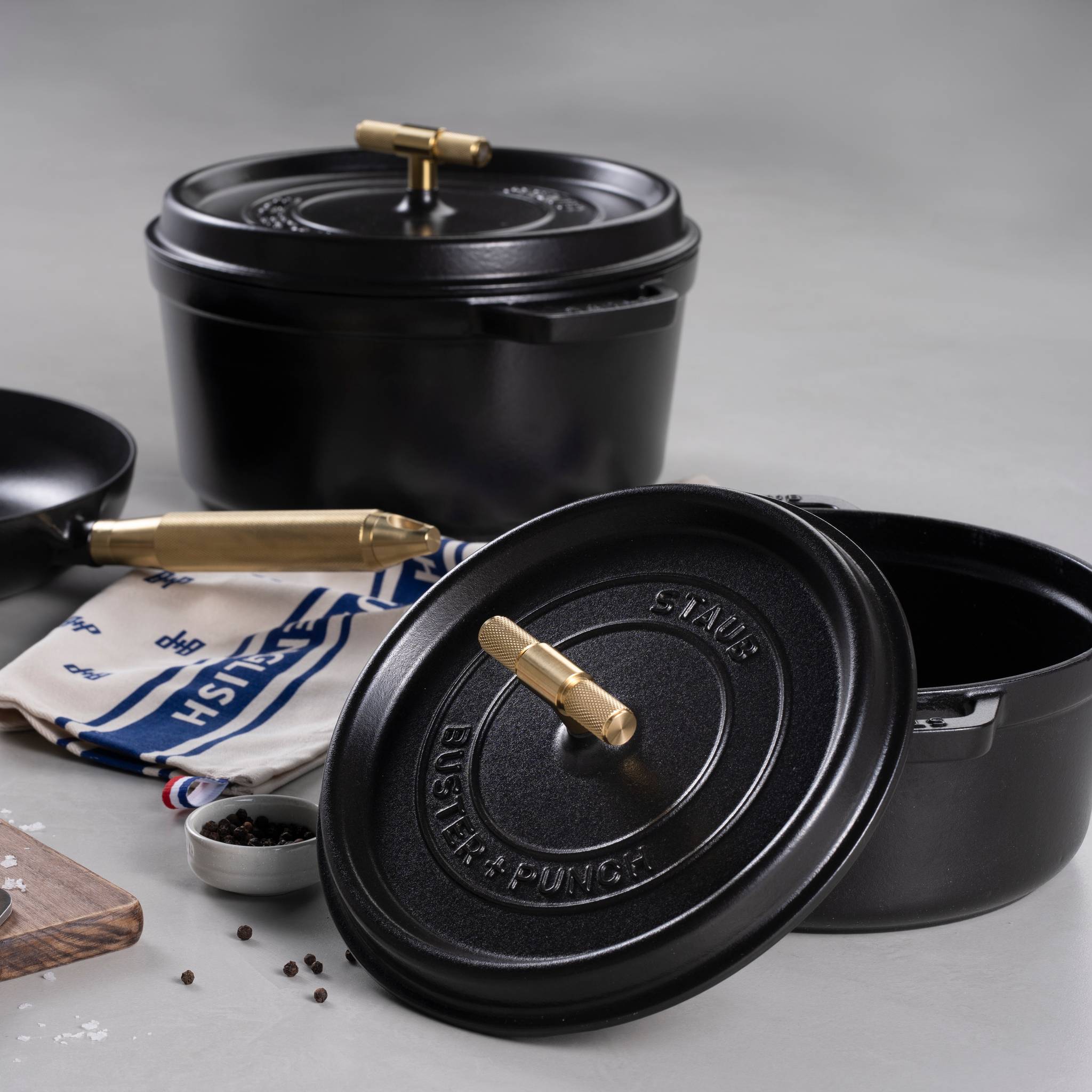 Staub x Buster & Punch | Oală de Gătit din Fontă Emailată 28 cm | Negru | Detaliu Oțel sau Alamă