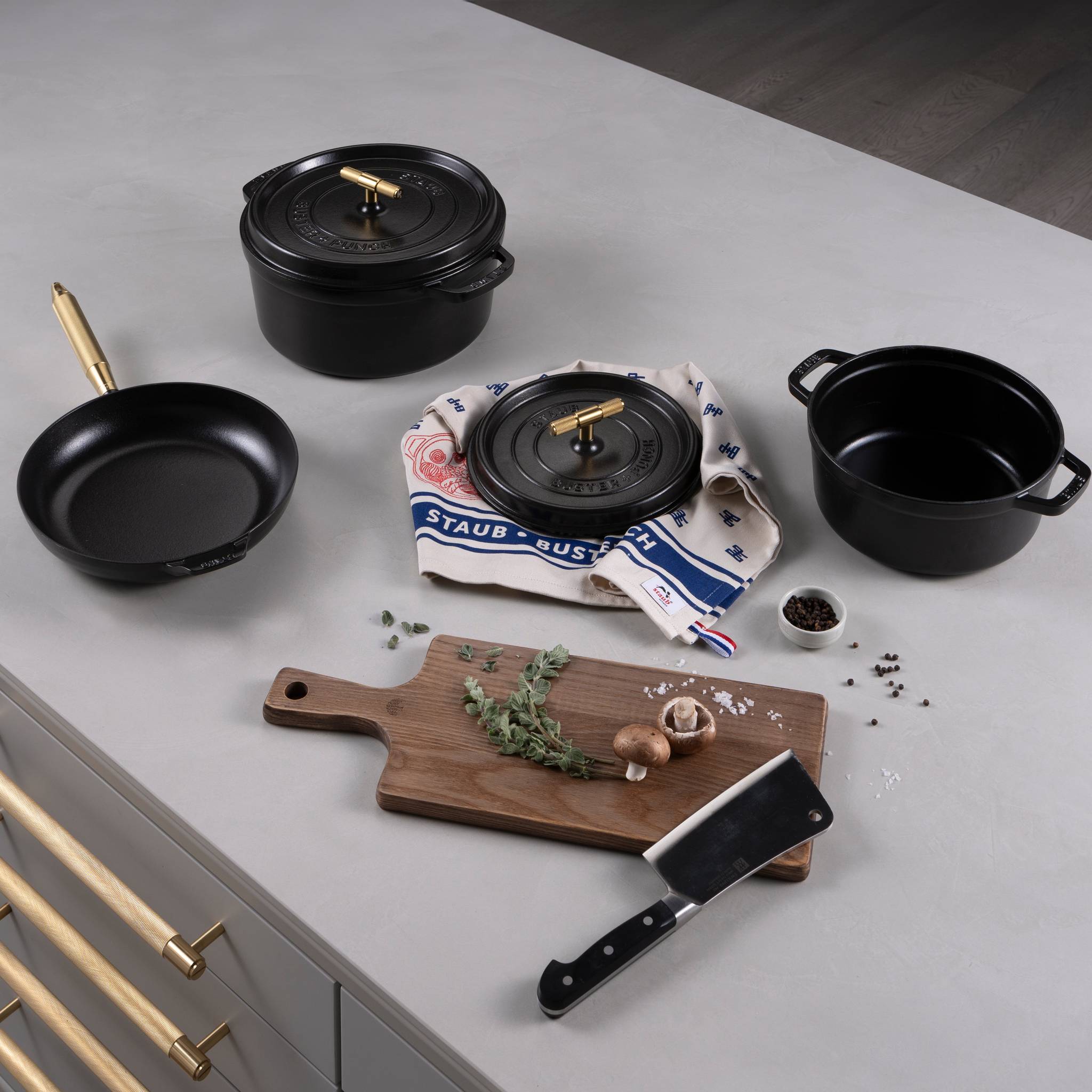 Staub x Buster & Punch | Oală de Gătit din Fontă Emailată 28 cm | Negru | Detaliu Oțel sau Alamă
