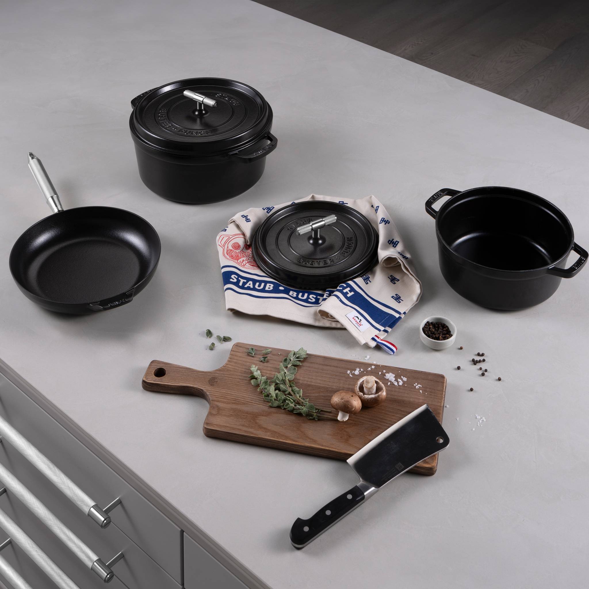 Staub x Buster & Punch | Tigaie din Fontă Emailată 28 cm | Negru | Detaliu Oțel sau Alamă