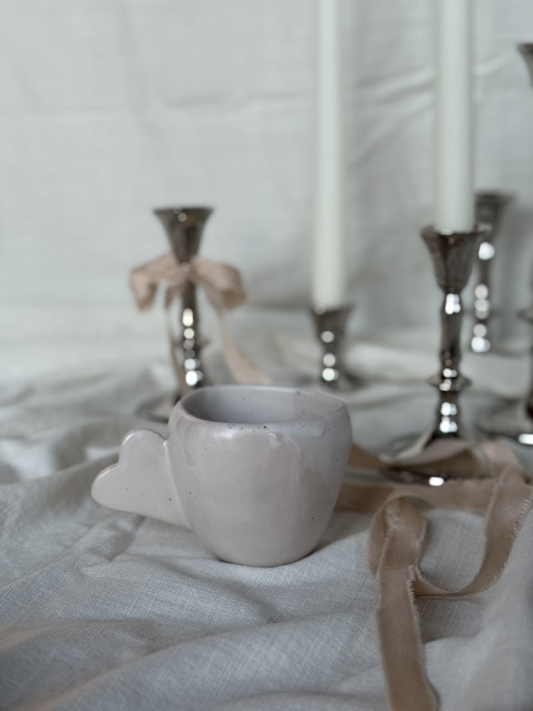 Cœur Blanc - Cană Ceramică Handmade Albă cu Mâner în Formă de Inimă | 1988 Cultivating Spaces