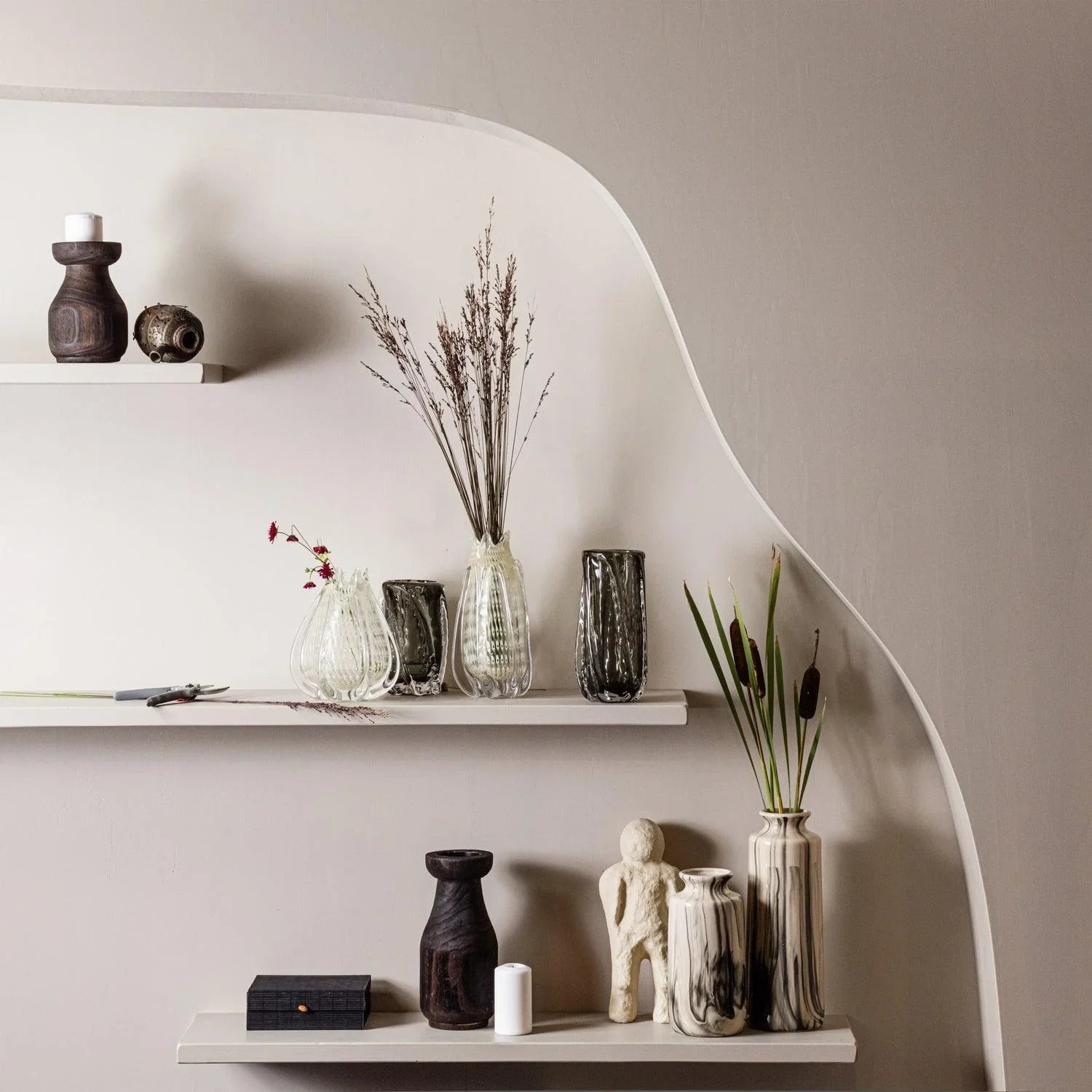 CROWN HANDSHAPED VASE GLASS OFF WHITE 30x12CM - PARIS14A.RO