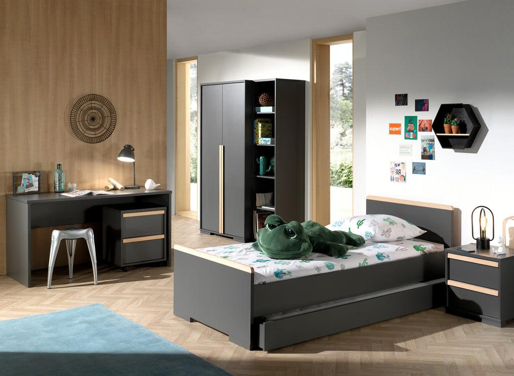 Deze LONDON combinatie in antraciet bestaat uit een bed (90x200) met rolbed, nachtkastje, 2-deurs kleerkast, bureau met bijhorende rolcontainer en boekenkast. - PARIS14A.RO