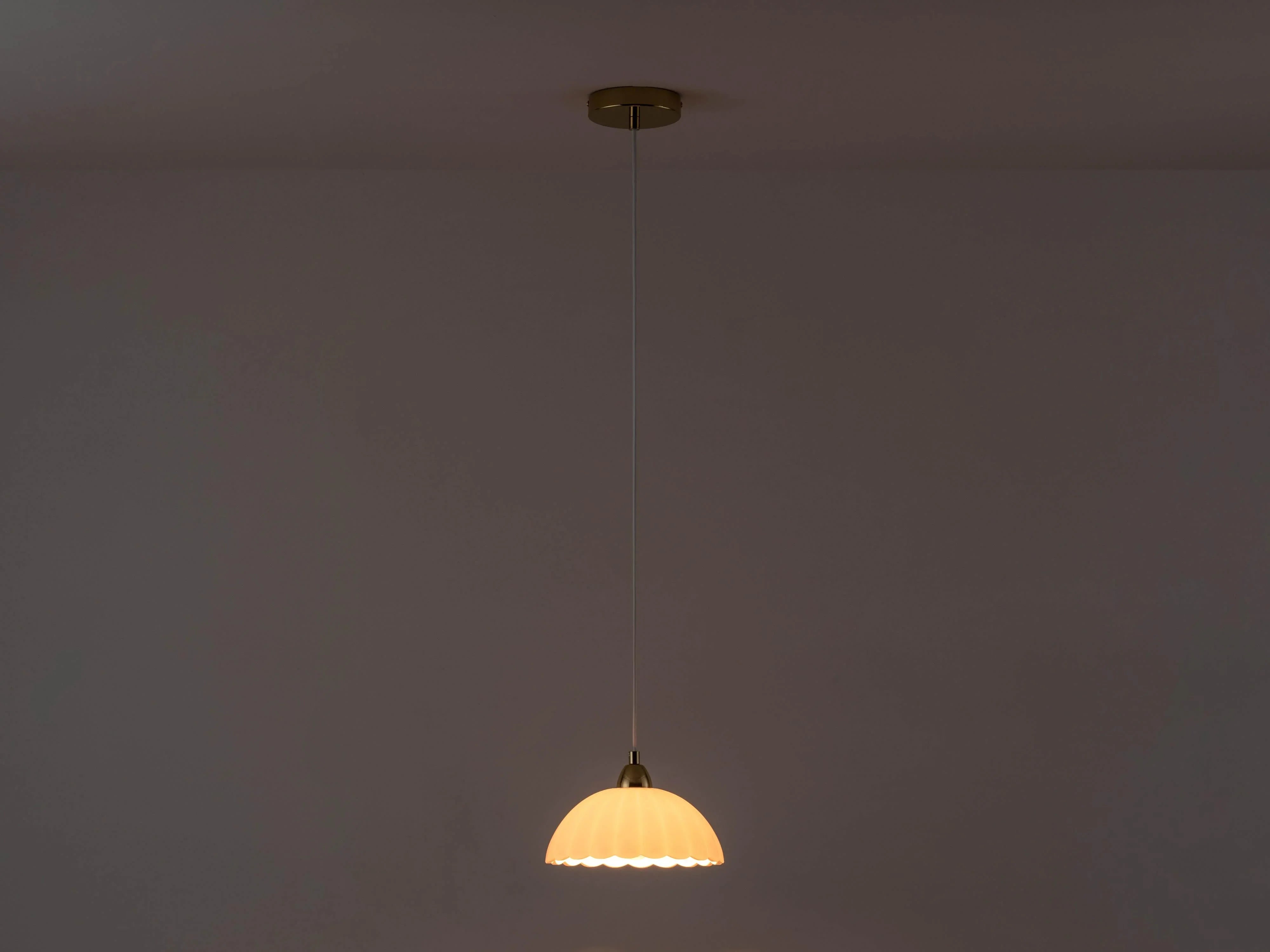 Lampă cu pandantiv din sticlă cu flori albe - PARIS14A.RO