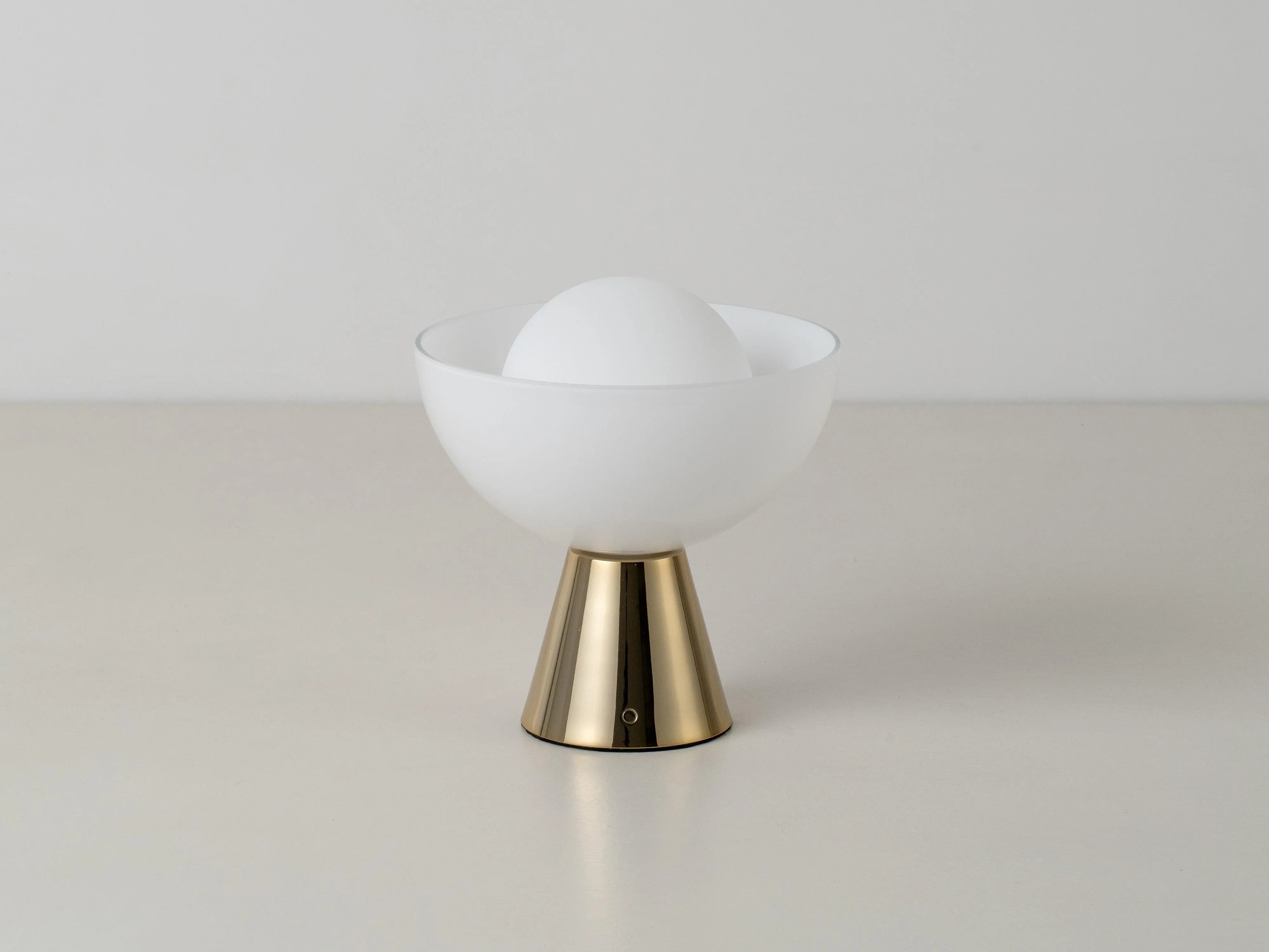 Lampă de masă cu dom din alamă - PARIS14A.RO