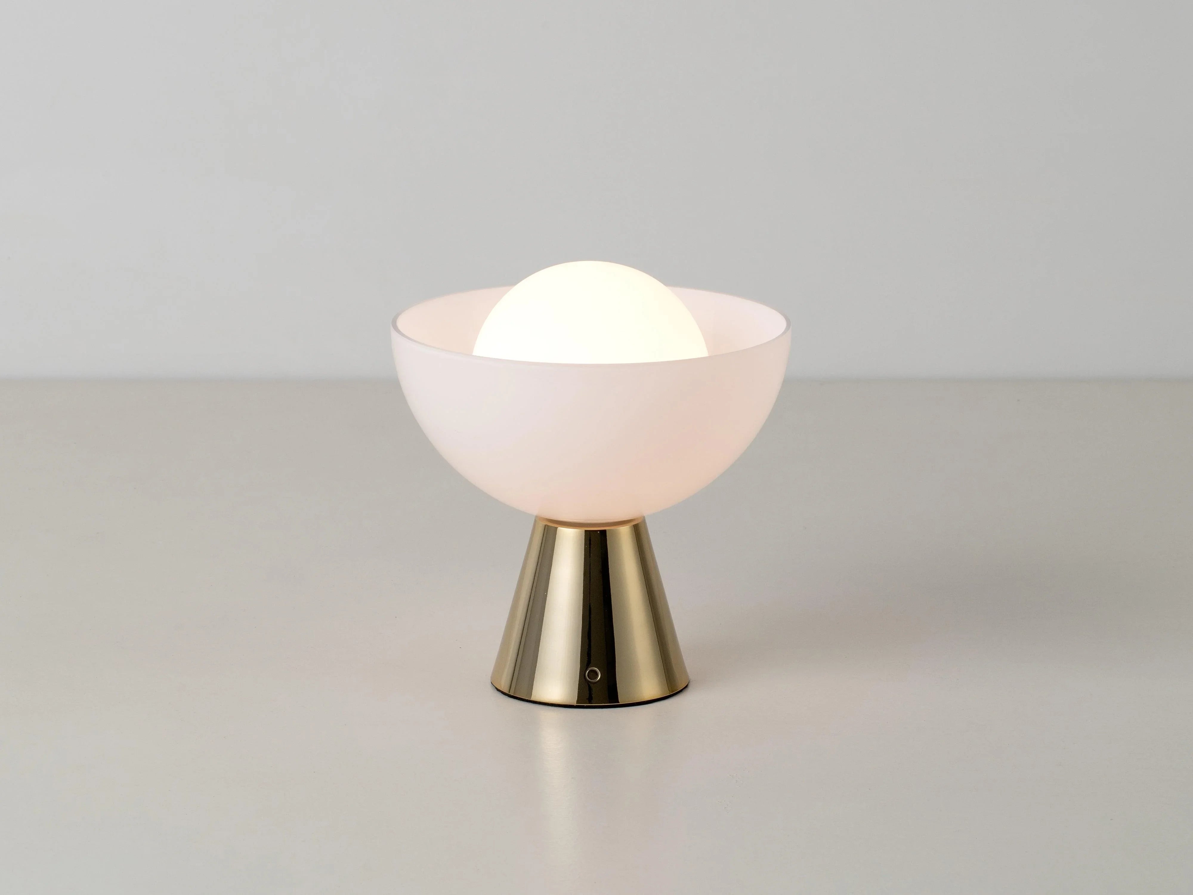 Lampă de masă cu dom din alamă - PARIS14A.RO