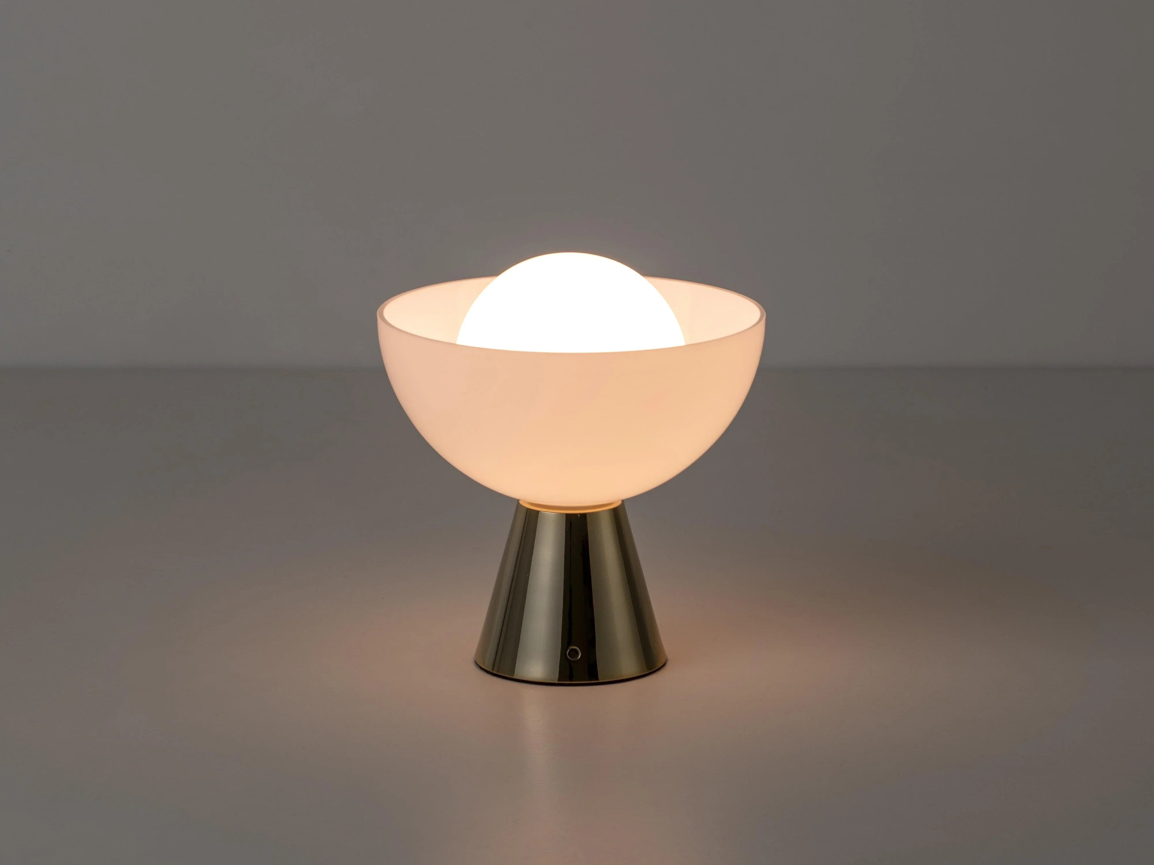 Lampă de masă cu dom din alamă - PARIS14A.RO