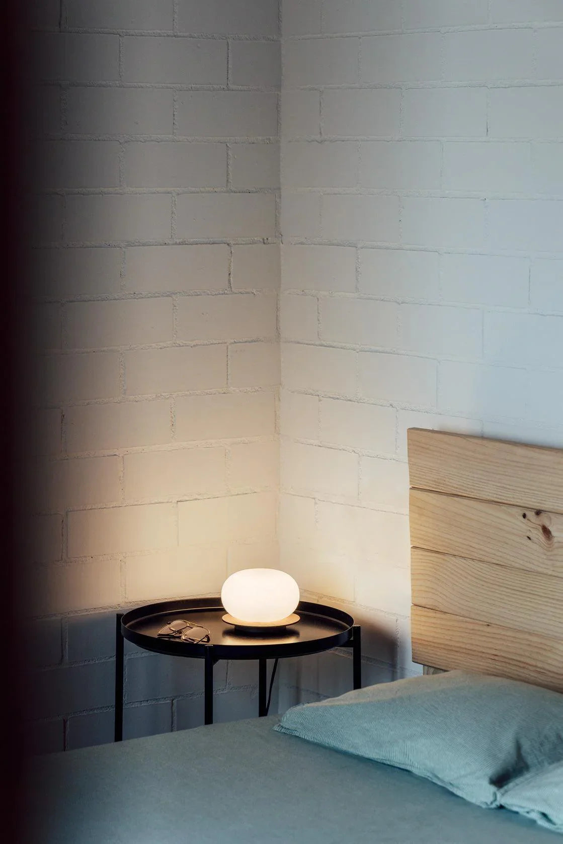 Lampa de masă Knock G9 din lemn de frasin - PARIS14A.RO