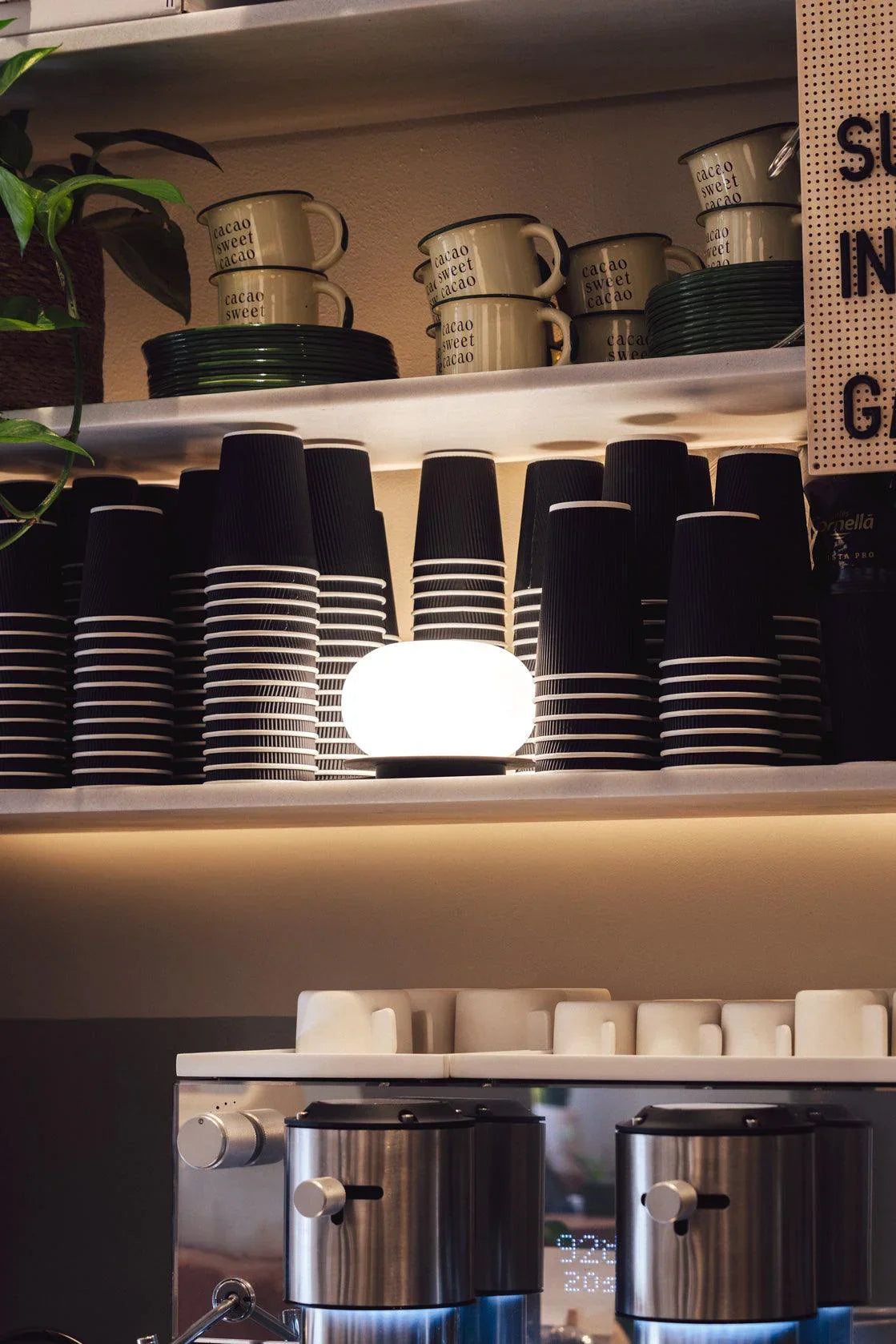 Lampa de masă Knock G9 din lemn de frasin - PARIS14A.RO