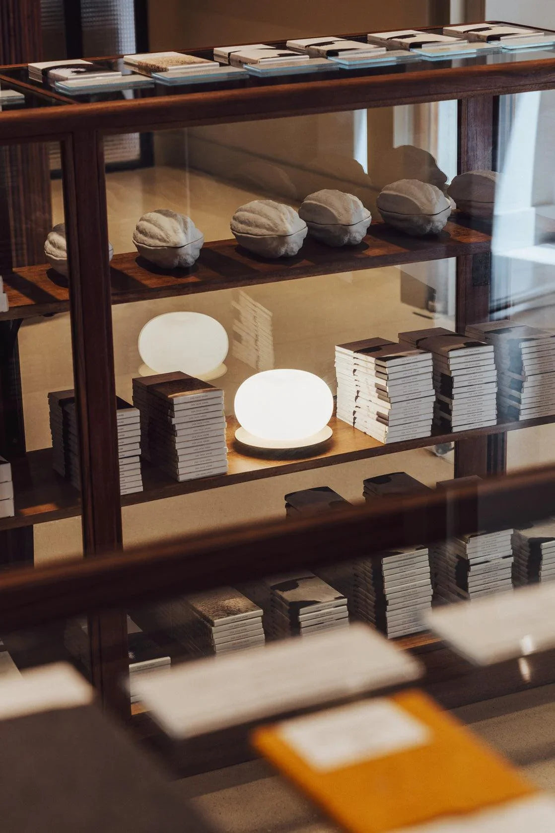 Lampa de masă Knock G9 din lemn de frasin - PARIS14A.RO