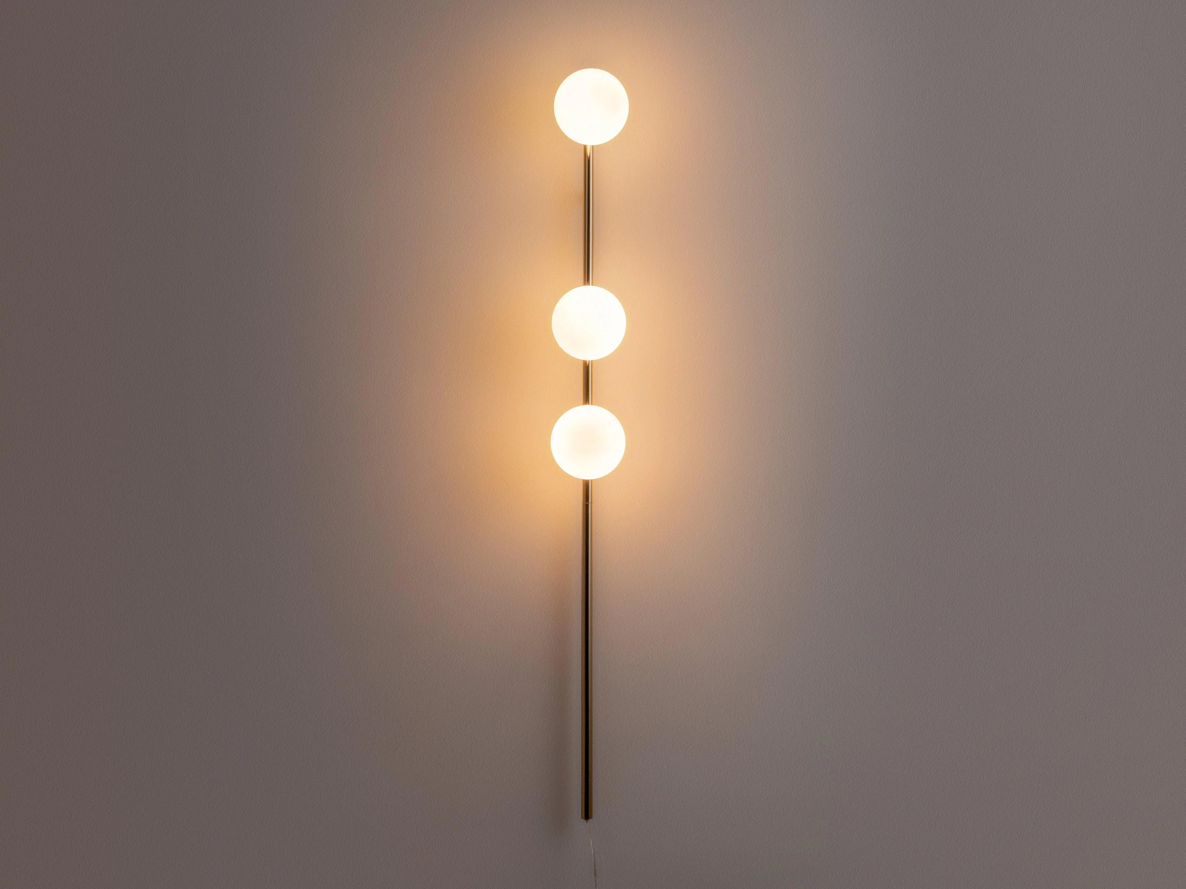 Lampă de perete cu bilă opal bară din alamă - PARIS14A.RO