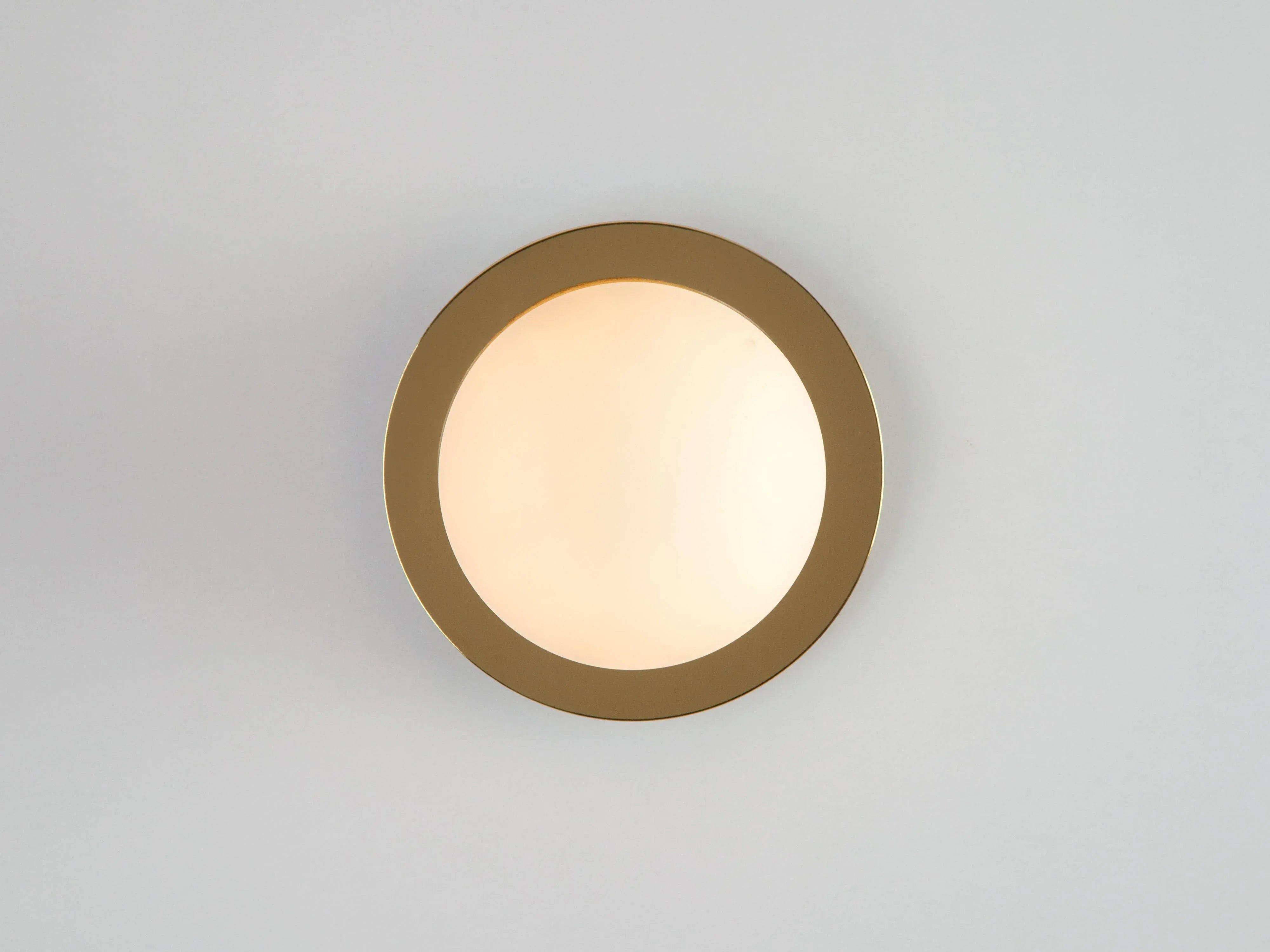 Lampă de perete din alamă cu disc opal - PARIS14A.RO