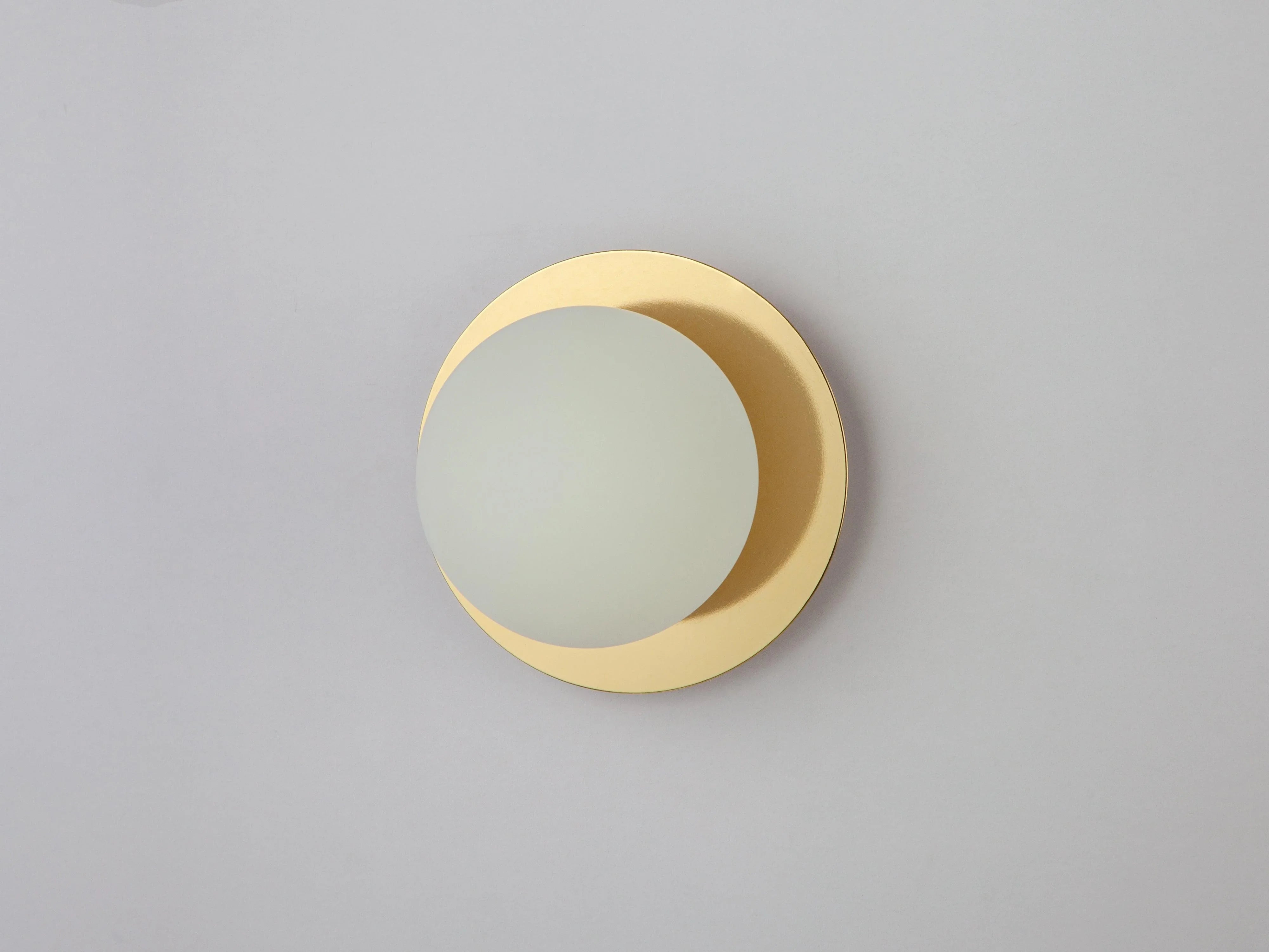 Lampă de perete din alamă cu disc opal - PARIS14A.RO