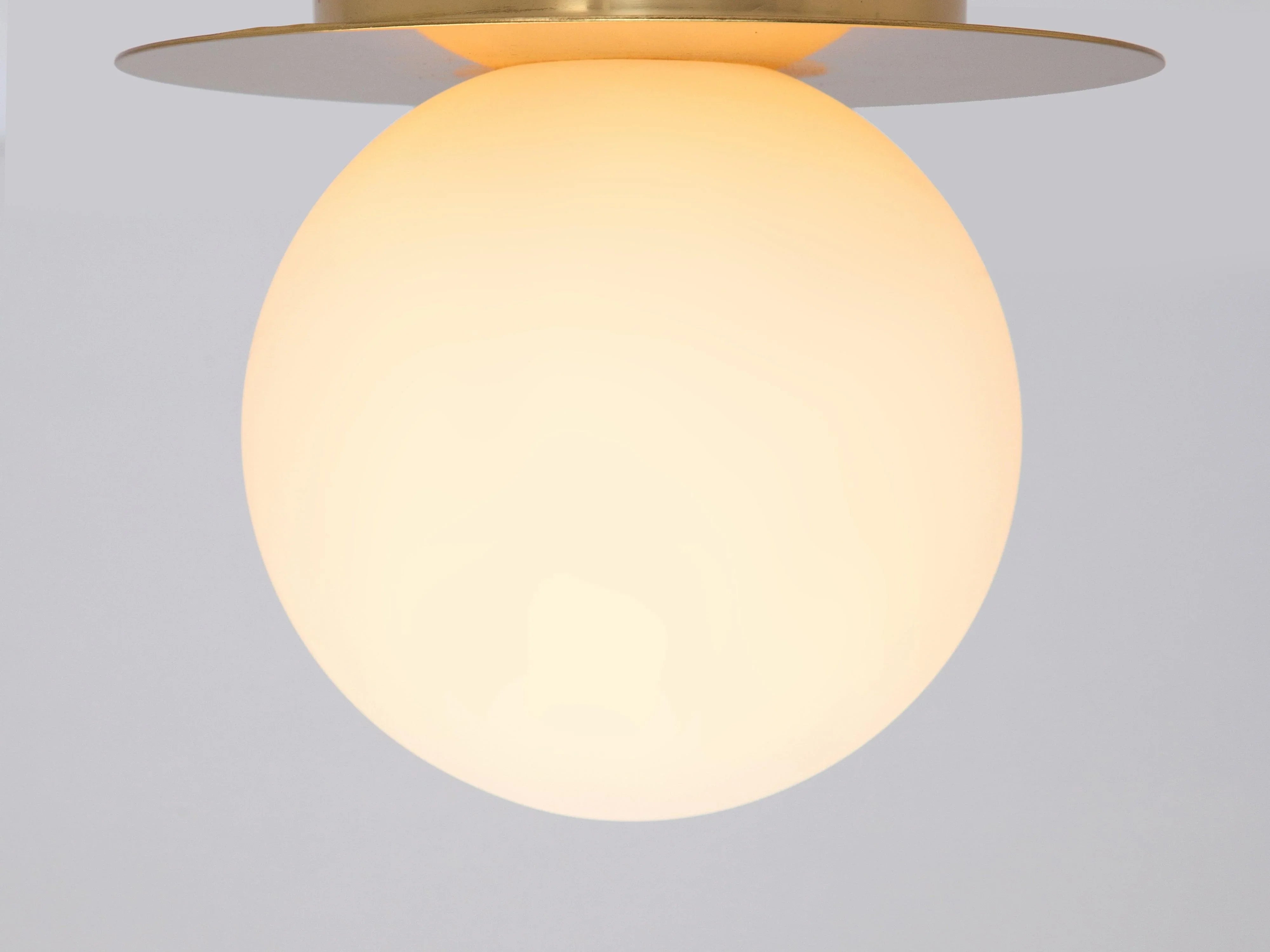 Lampă de perete din alamă cu disc opal - PARIS14A.RO