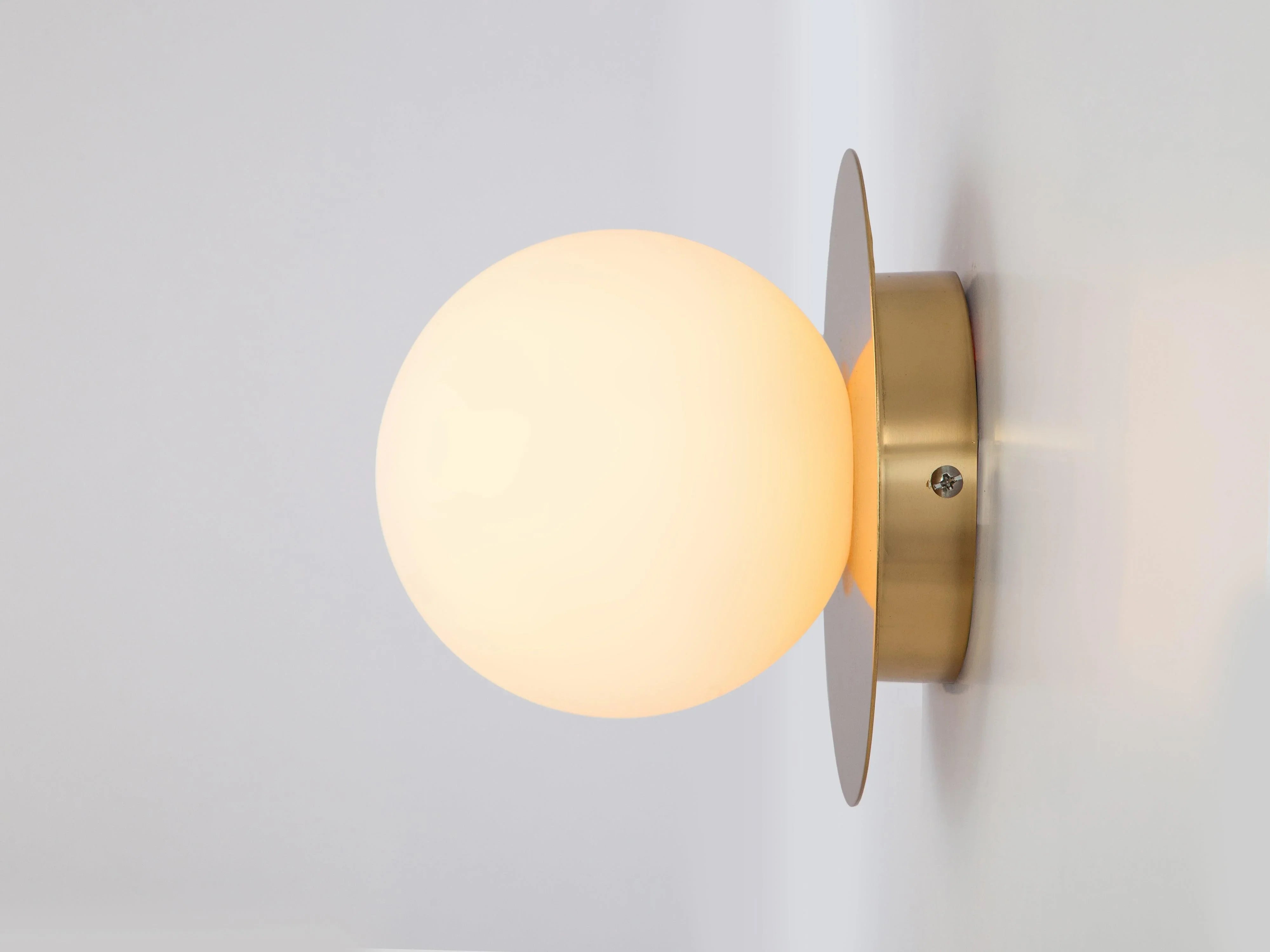 Lampă de perete din alamă cu disc opal - PARIS14A.RO