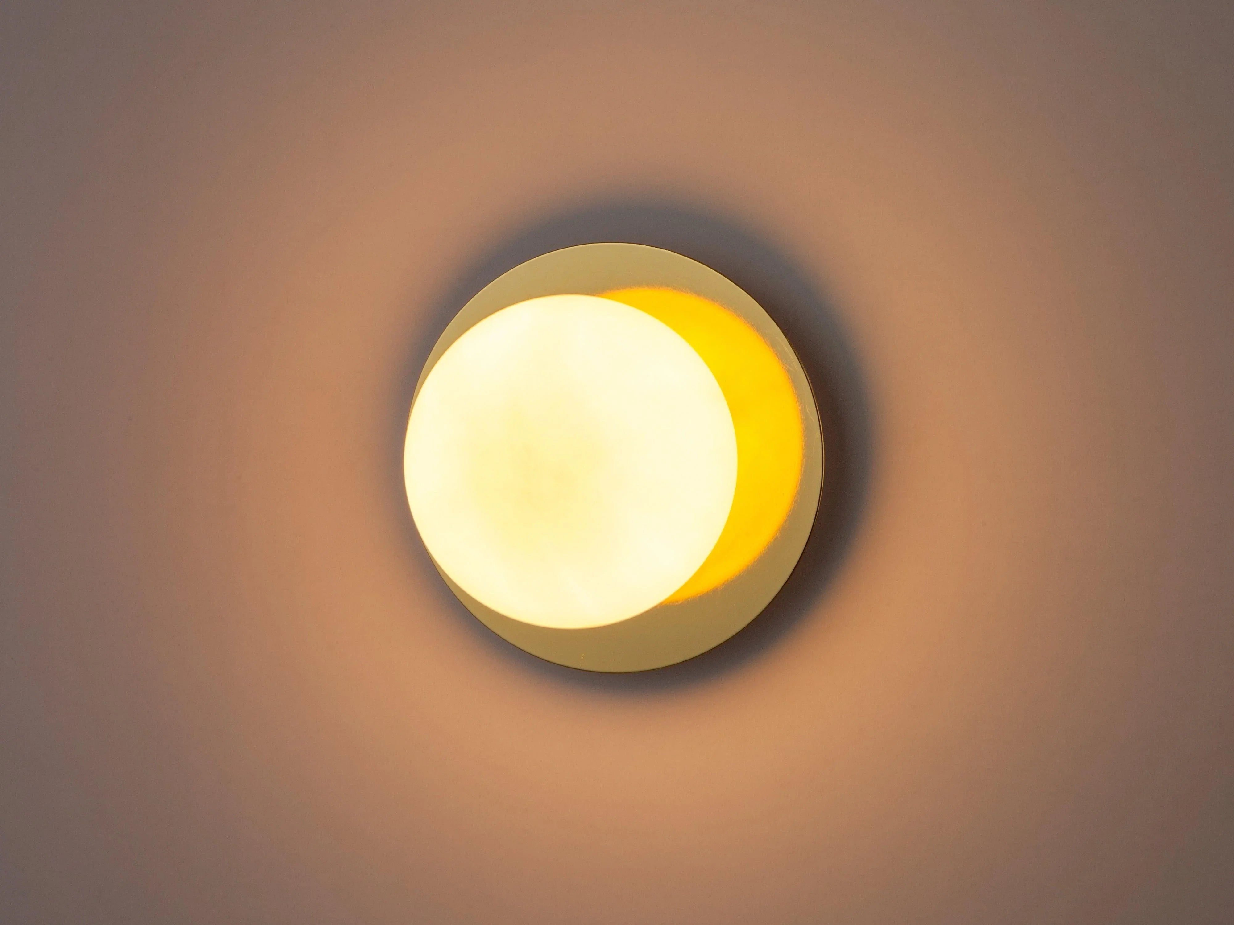 Lampă de perete din alamă cu disc opal - PARIS14A.RO