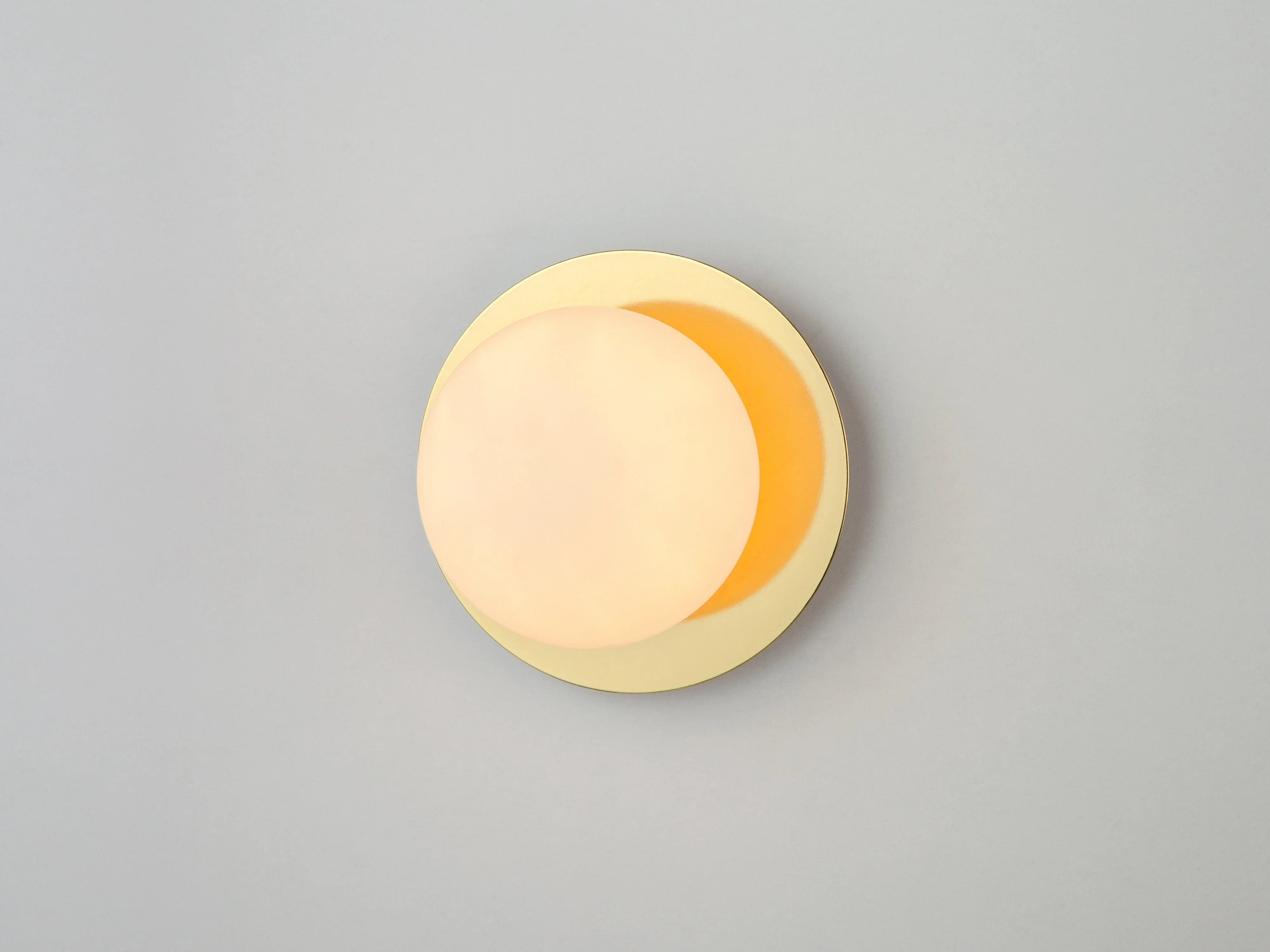 Lampă de perete din alamă cu disc opal - PARIS14A.RO