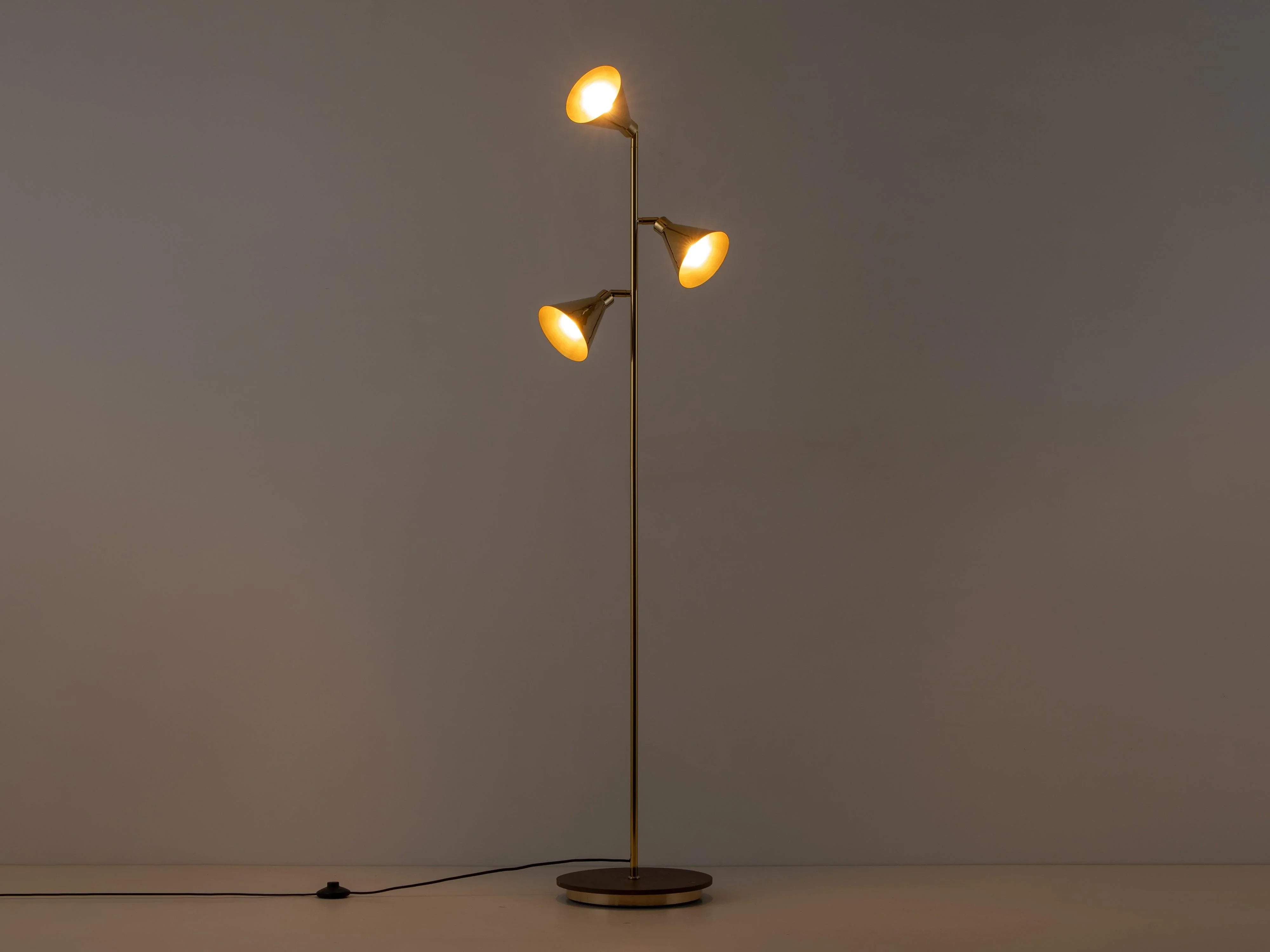 Lampă de podea con de alamă - PARIS14A.RO