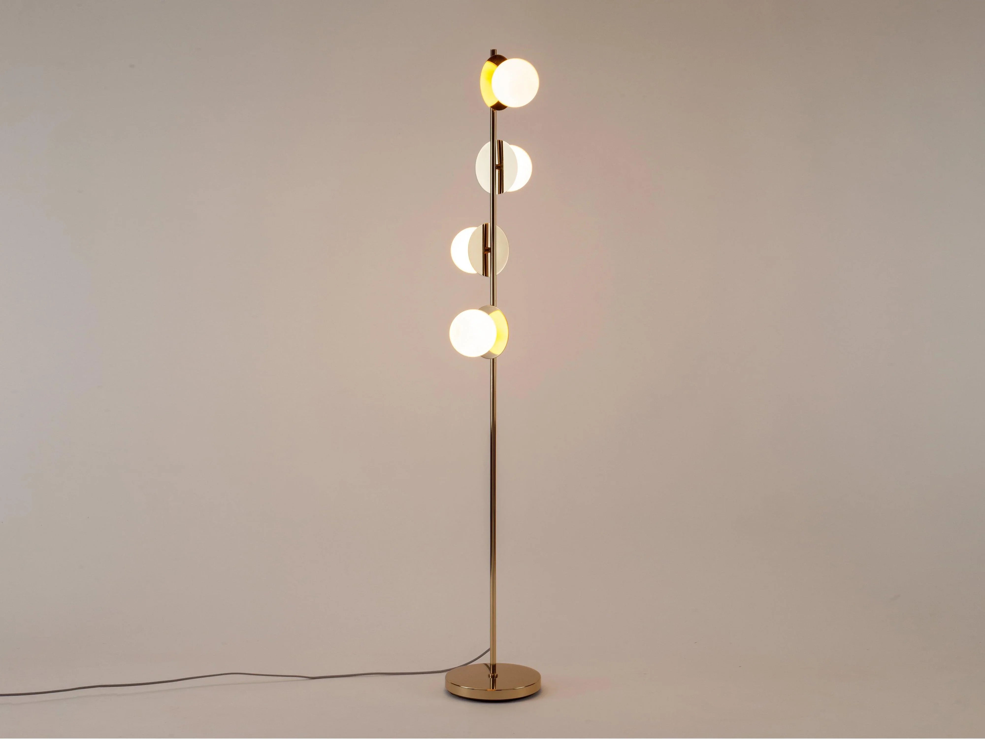 Lampă de podea din alamă cu disc opal - PARIS14A.RO