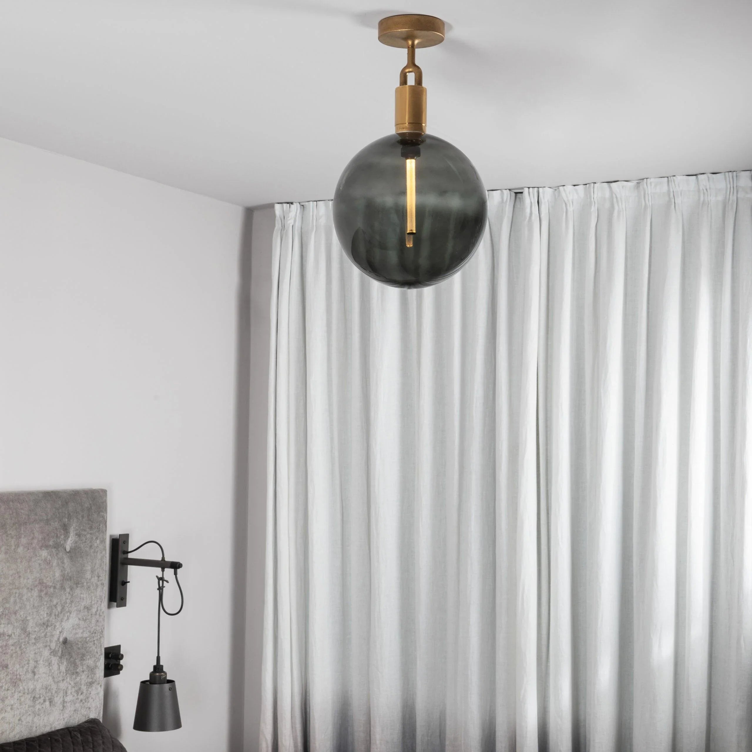 Lampa de tavan Forked / GLOBE / SMOKED / LARGE - Buster & Punch - PARIS14A.RO