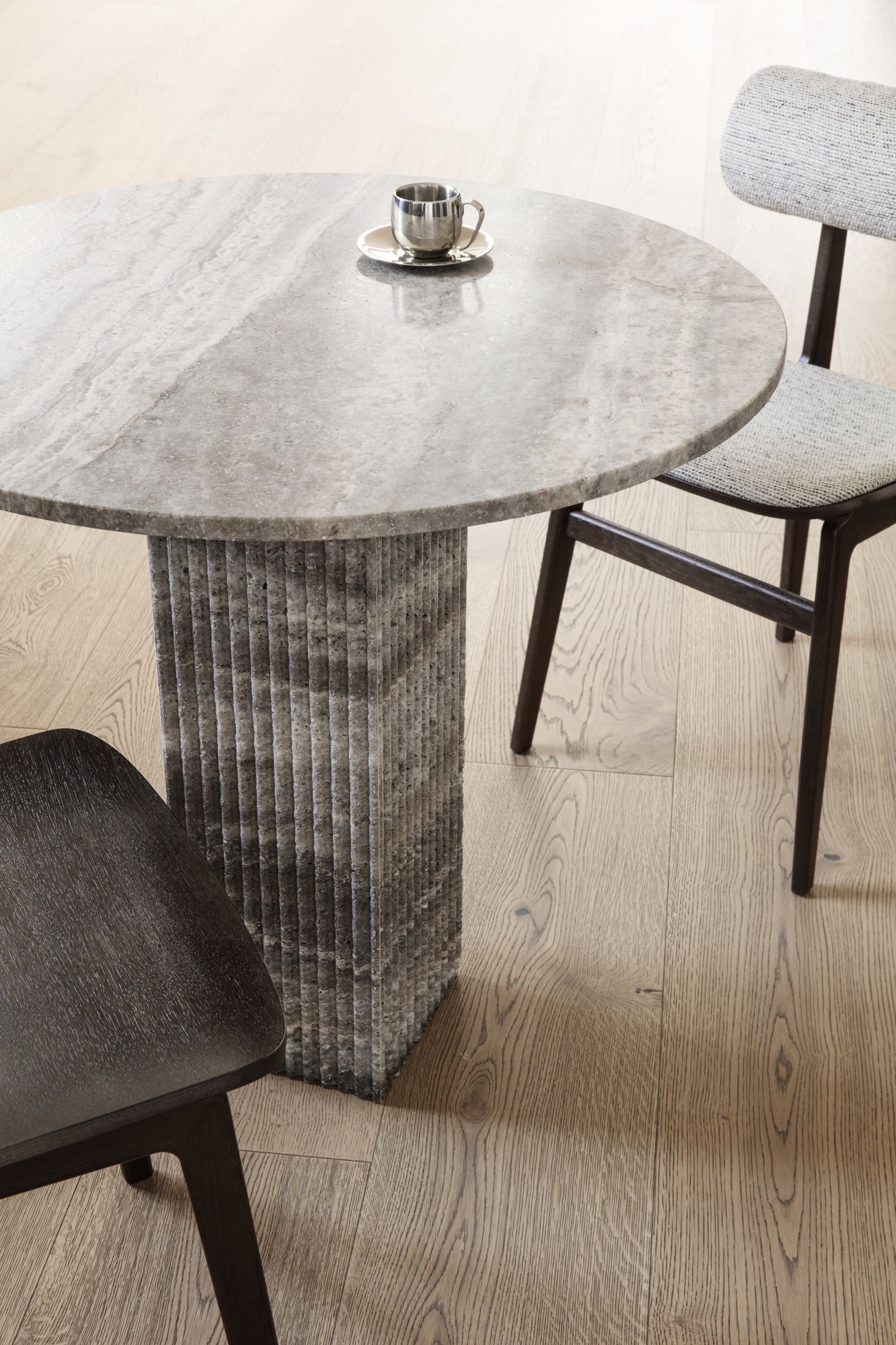 NORR11 scaun Totem | stejar FSC | Stejar afumat inchis | 46x53xh76 cm