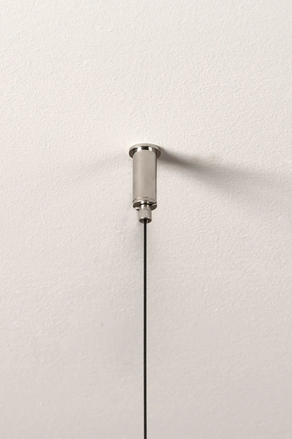 Pendulul/lampa de podea Astros, de culoare neagră texturată. - PARIS14A.RO