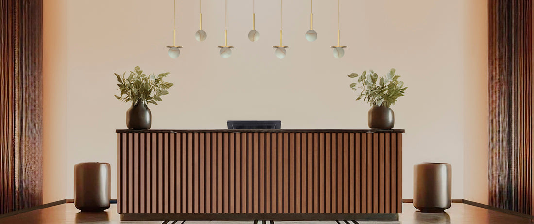 Pendant suspendat premium Robin Royal Pendant – alamă aurie, alabastru, cablu textil auriu, LED – iluminat design pentru bucătărie și masă