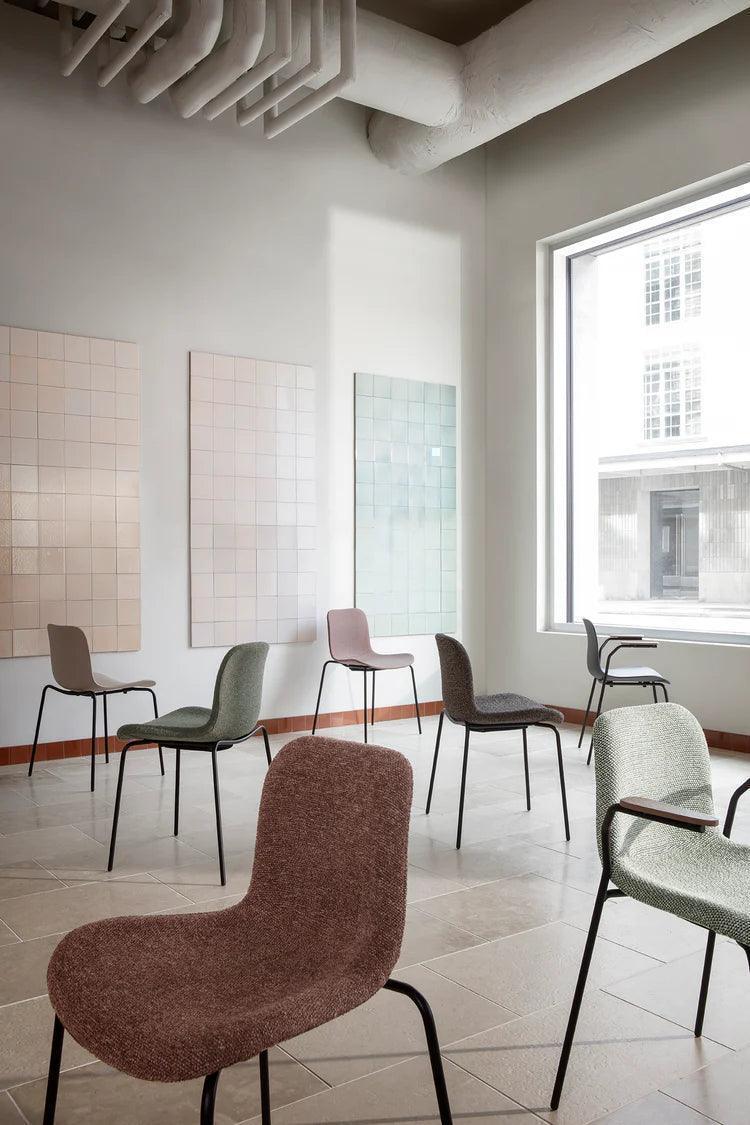 Scaun cu brate Langue cu tapiterie moale din tesatura Sheepskin - Norr11 - PARIS14A.RO